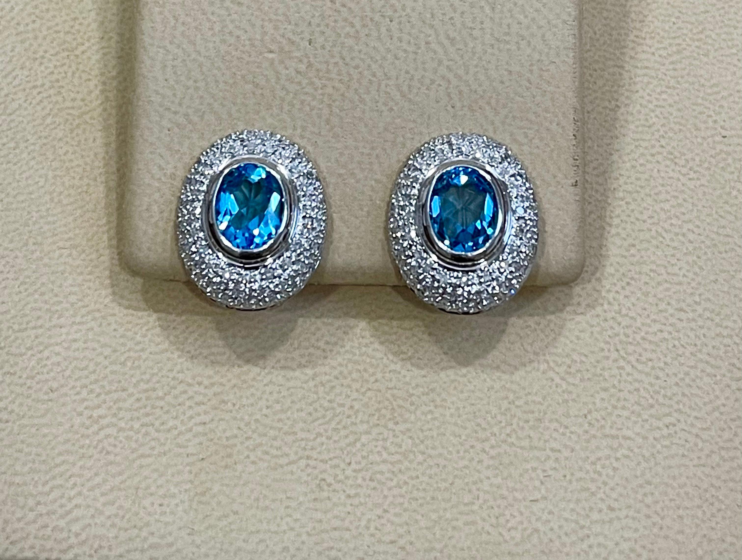 5 Karat Ovalförmiger blauer Topas und Diamant Omega-Ohrclip aus 14 Karat Gold im Angebot 1