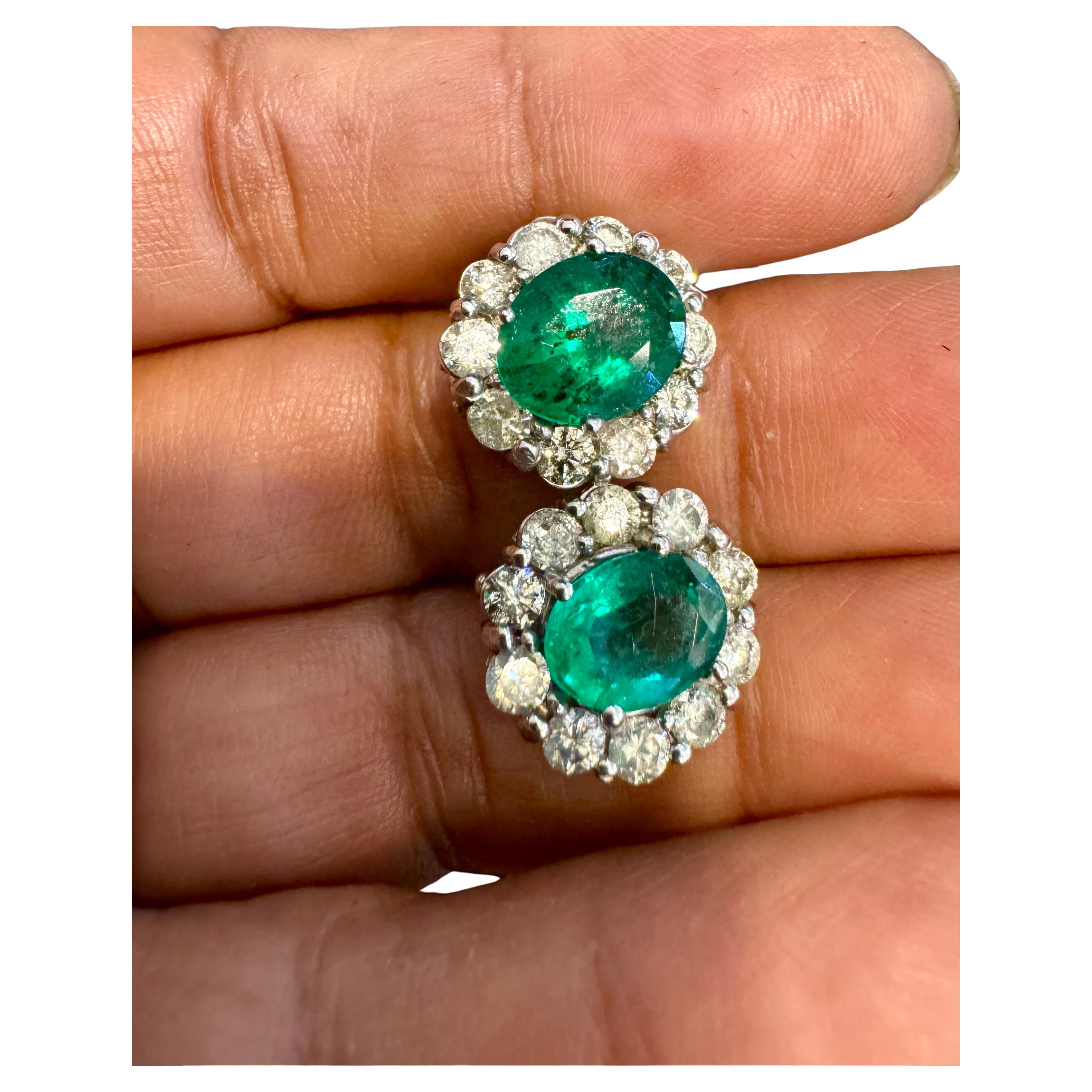 Questi splendidi orecchini post back con clip francese presentano uno smeraldo naturale di forma ovale del peso totale di circa 5 carati, accompagnato da diamanti brillanti a taglio rotondo. Ogni smeraldo è di 2,5 carati. Gli smeraldi sono di