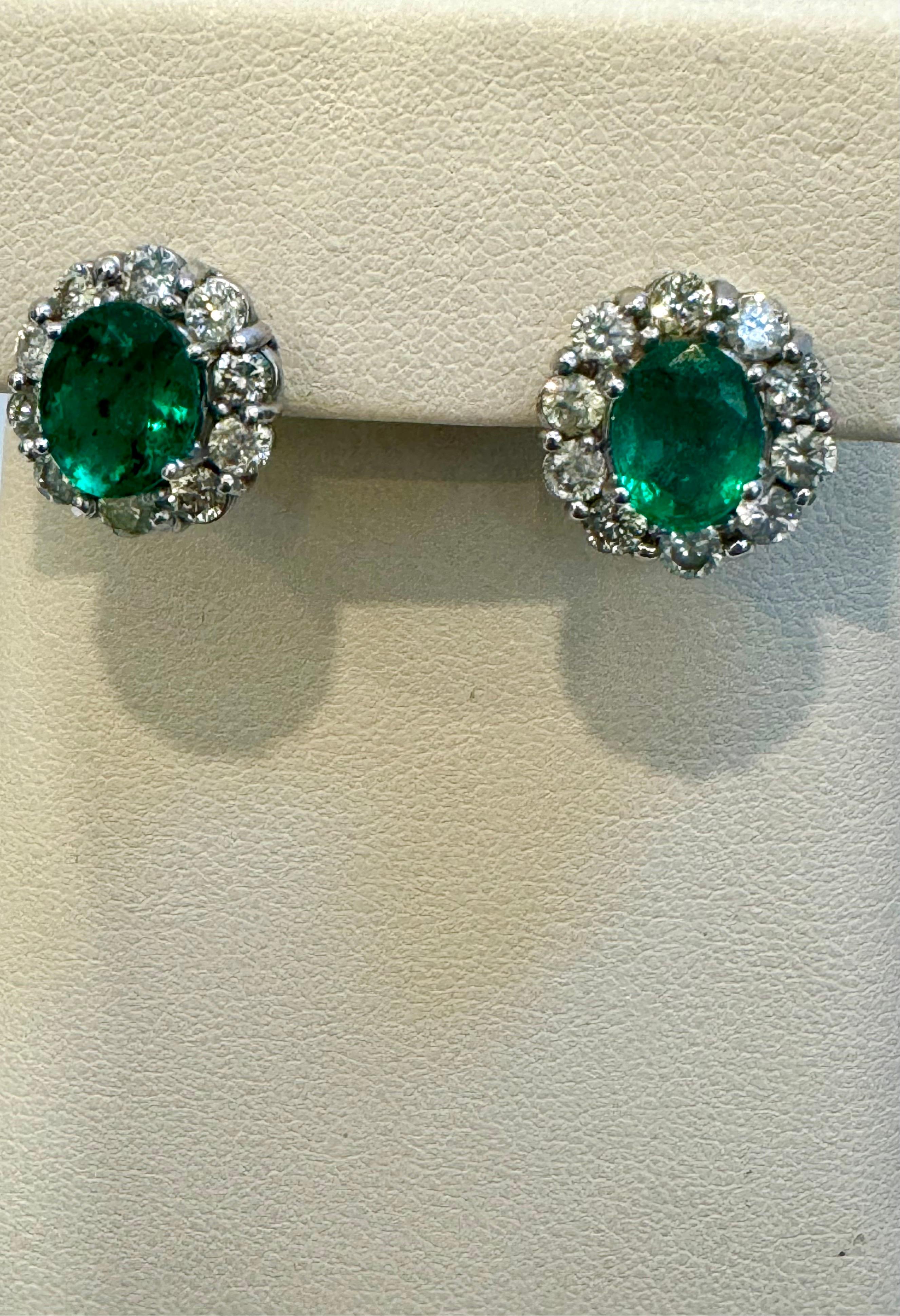Orecchini con smeraldo di forma ovale da 5 carati e diamanti da 2 carati in oro bianco 14 carati In condizioni ottime in vendita a New York, NY