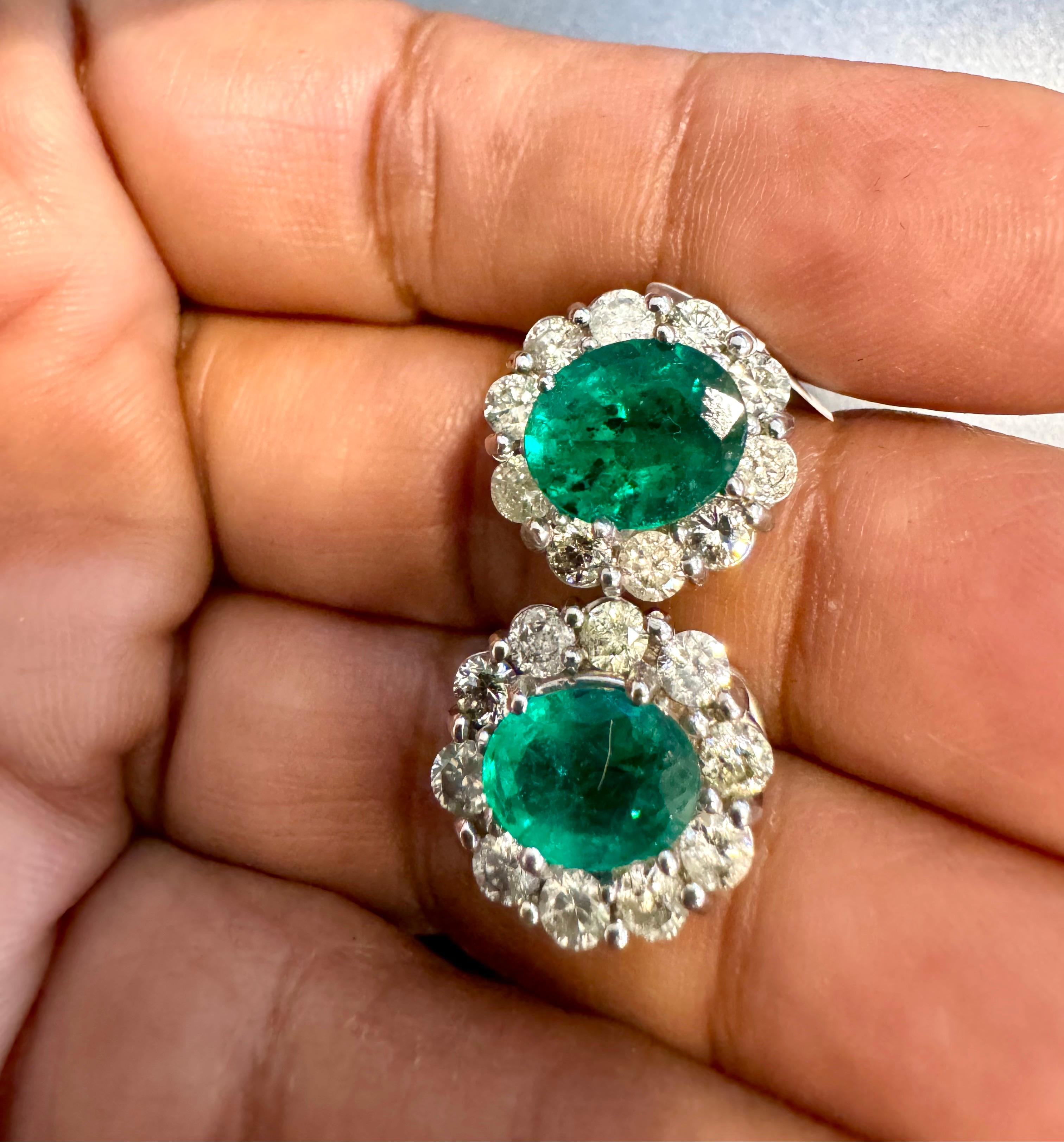 Orecchini con smeraldo di forma ovale da 5 carati e diamanti da 2 carati in oro bianco 14 carati in vendita 2