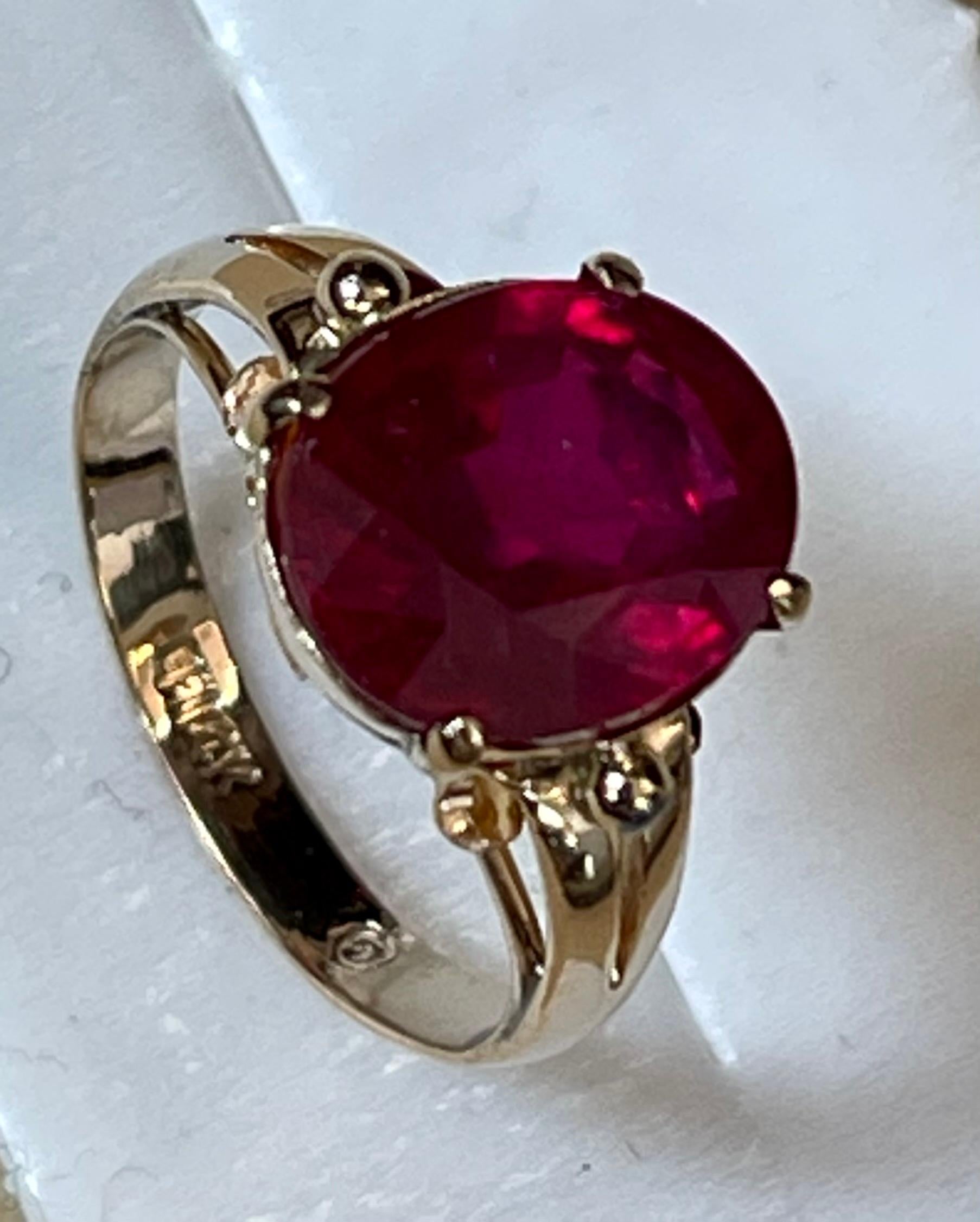 5 Carat Oval shape Treated Ruby 14 Karat Yellow Gold Ring In Excellent Condition For Sale In New York, NY