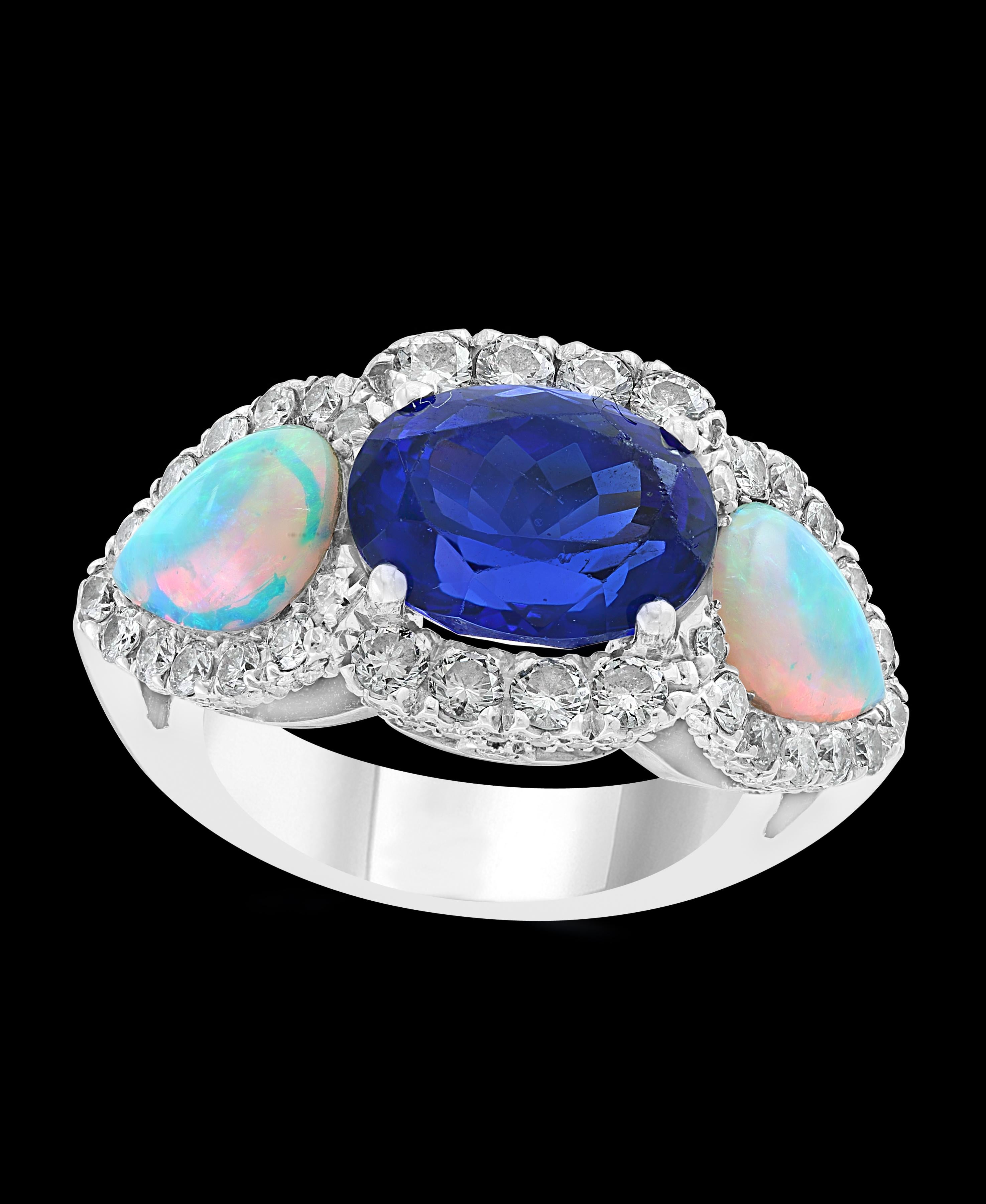 Taille ovale Bague en or blanc 14 carats avec tanzanite ovale de 5 carats, diamant et opale, ancienne propriété en vente