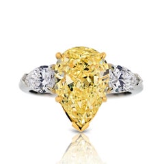 Verlobungsring mit 5 Karat gelbem Fancy-Diamant in Birnenform mit drei Steinen