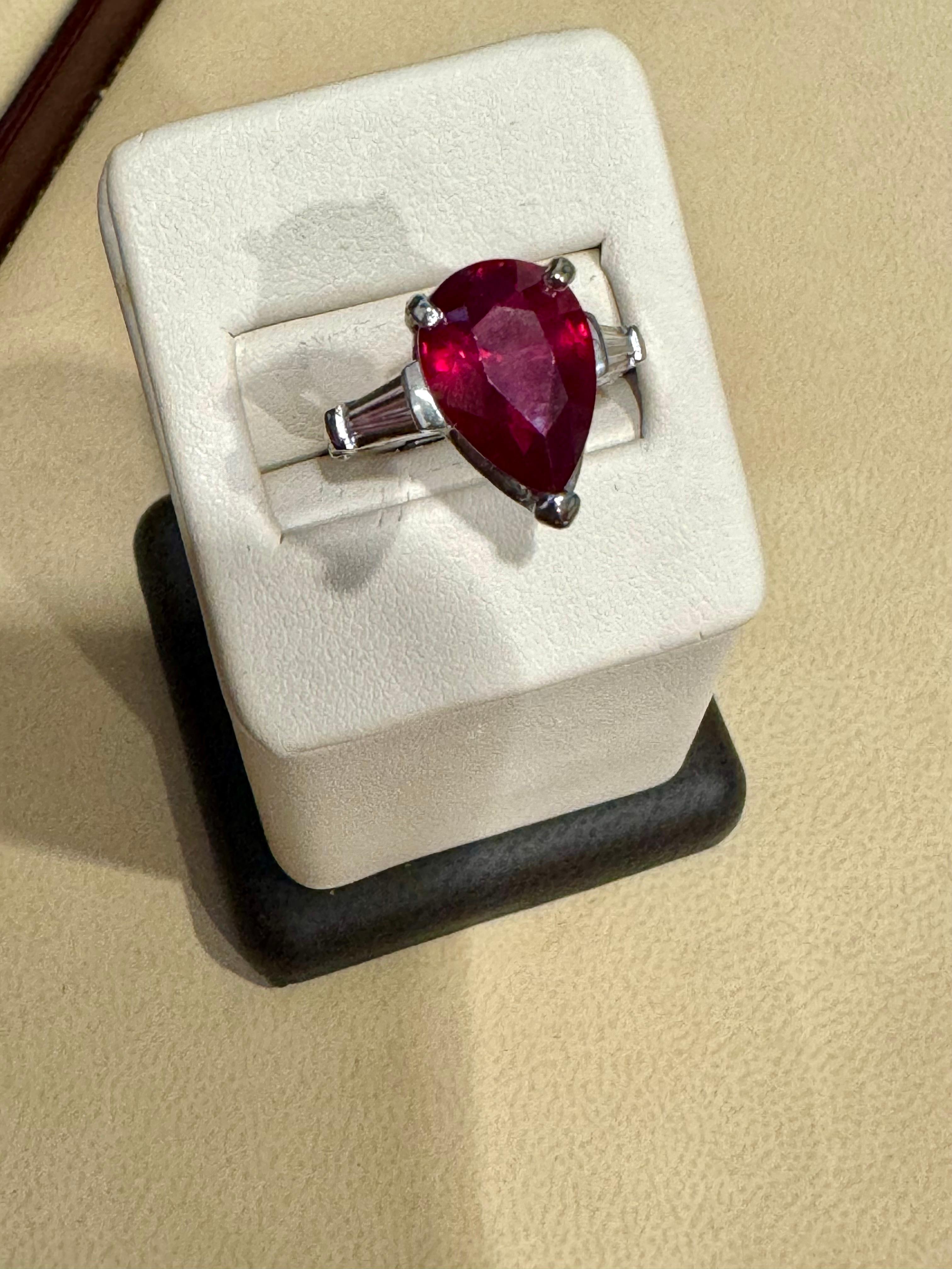 Anillo de oro blanco de 14 quilates con rubí tratado pera de 5 quilates y diamante de 0,25 quilates Talla 4,5 en venta 8