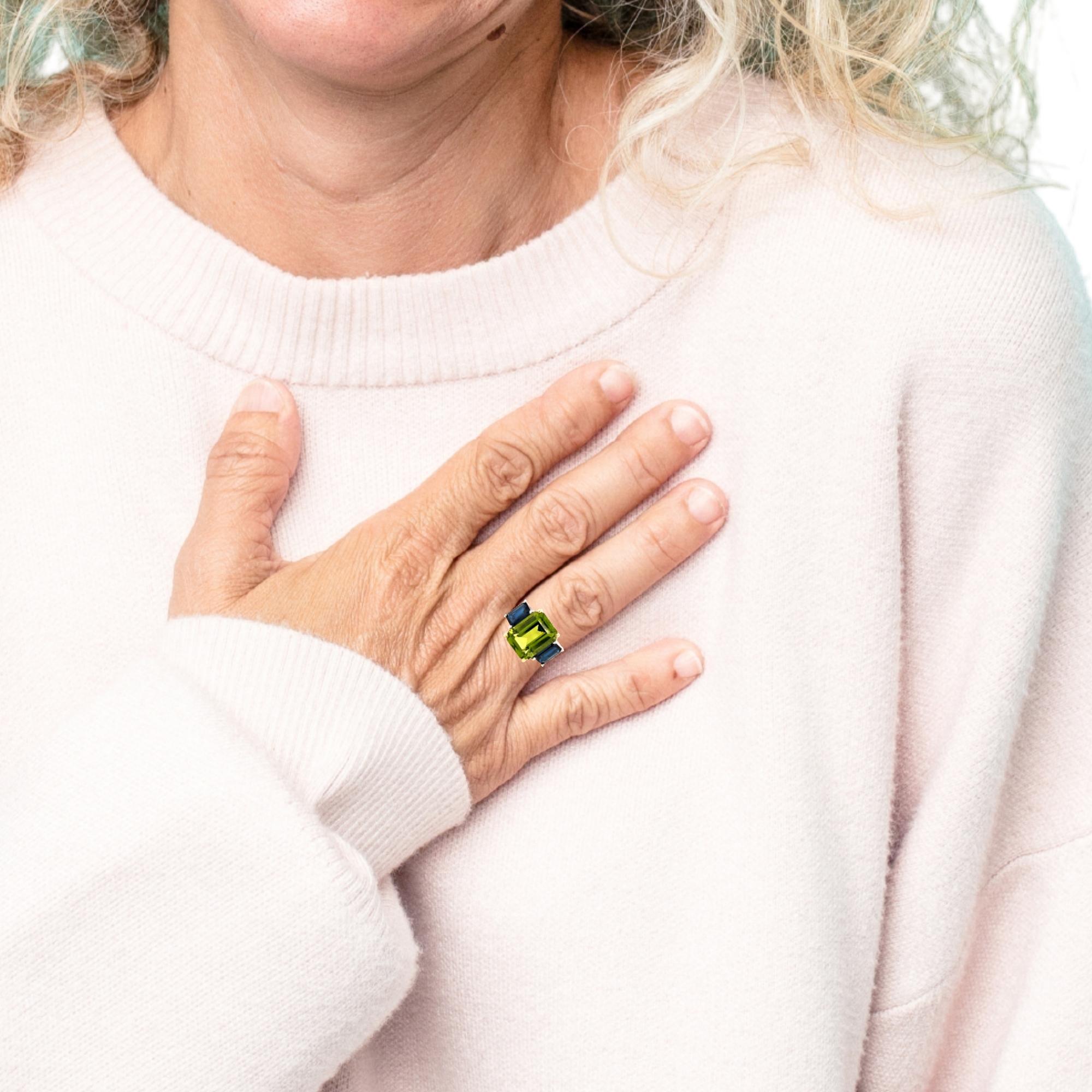 5 Carat Peridot and Blue Sapphire Three-Stone Ring in White and Yellow Gold For Sale 3