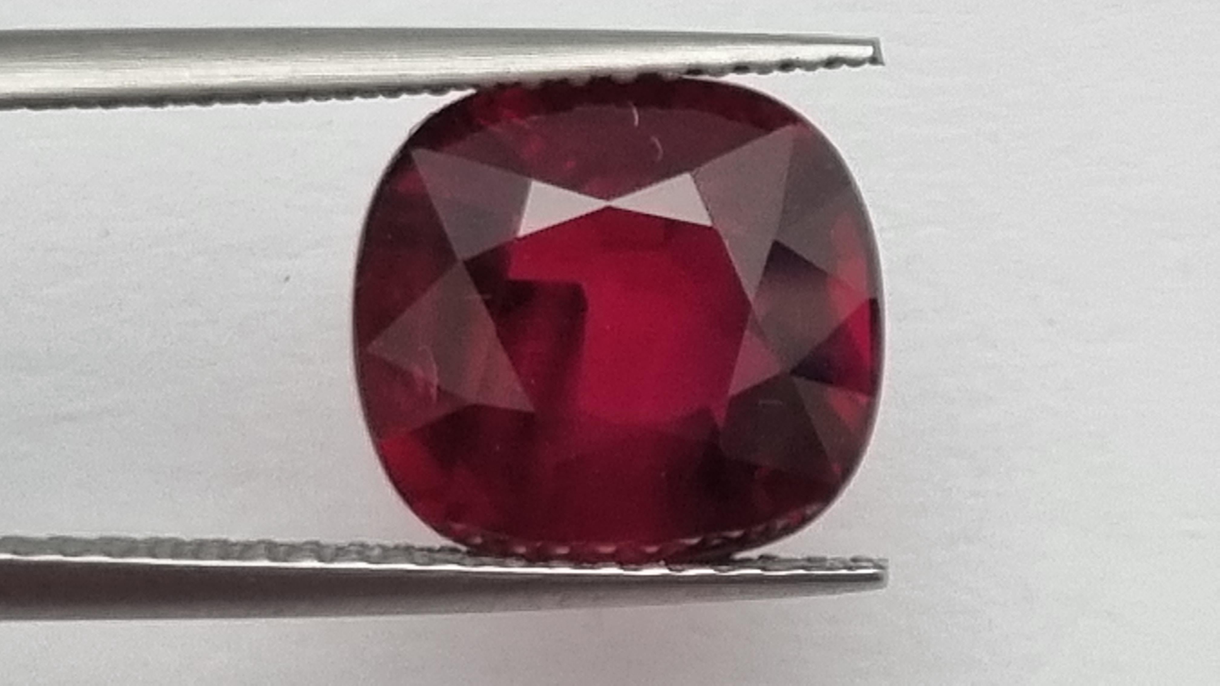 Rubí rojo sangre de paloma de 5 quilates en venta 1