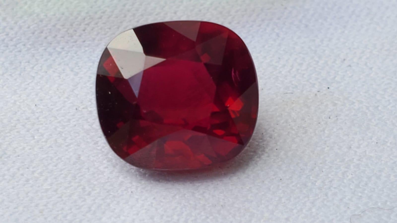 Rubí rojo sangre de paloma de 5 quilates en venta 4
