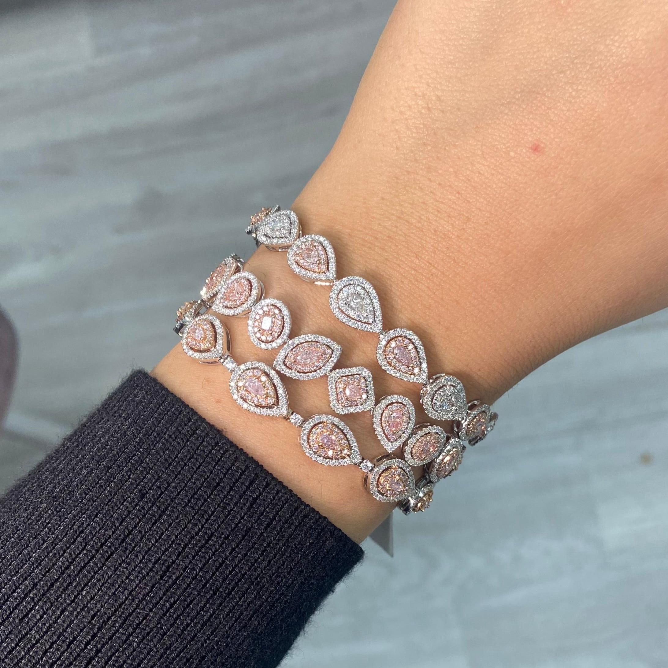5,42 Karat Gesamtgewicht 
Diamanten im Birnen-, Oval-, Marquise- und Radiant-Schliff
3,93 Karat natürliche rosa Diamanten
1,49 Karat aus weißen Diamanten 
VS-SI Klarheit 
Fassung in 18K Weißgold 
7 Zoll
Außergewöhnliche handwerkliche