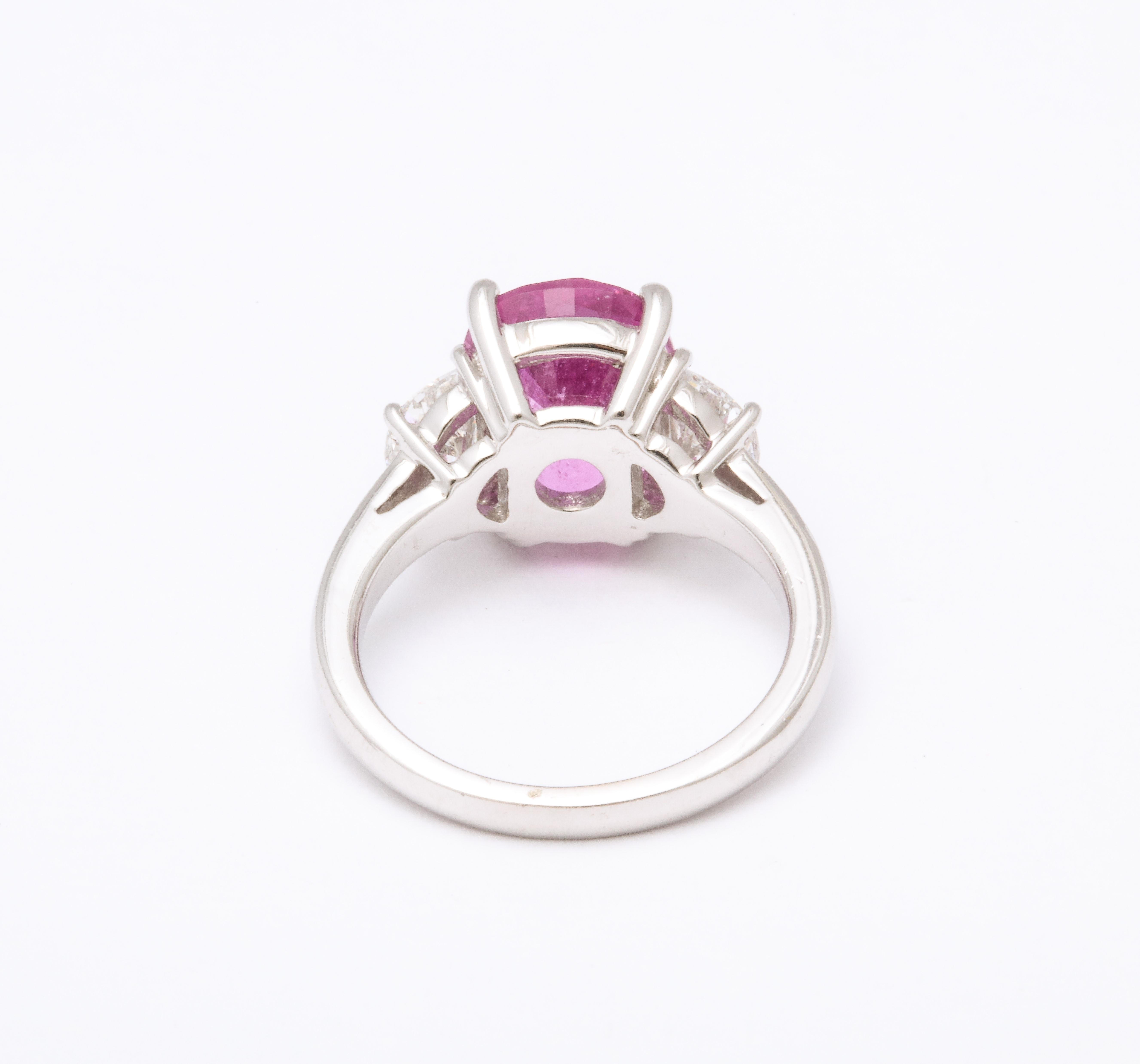 Taille coussin Bague en saphir rose 5 carats et diamants en vente