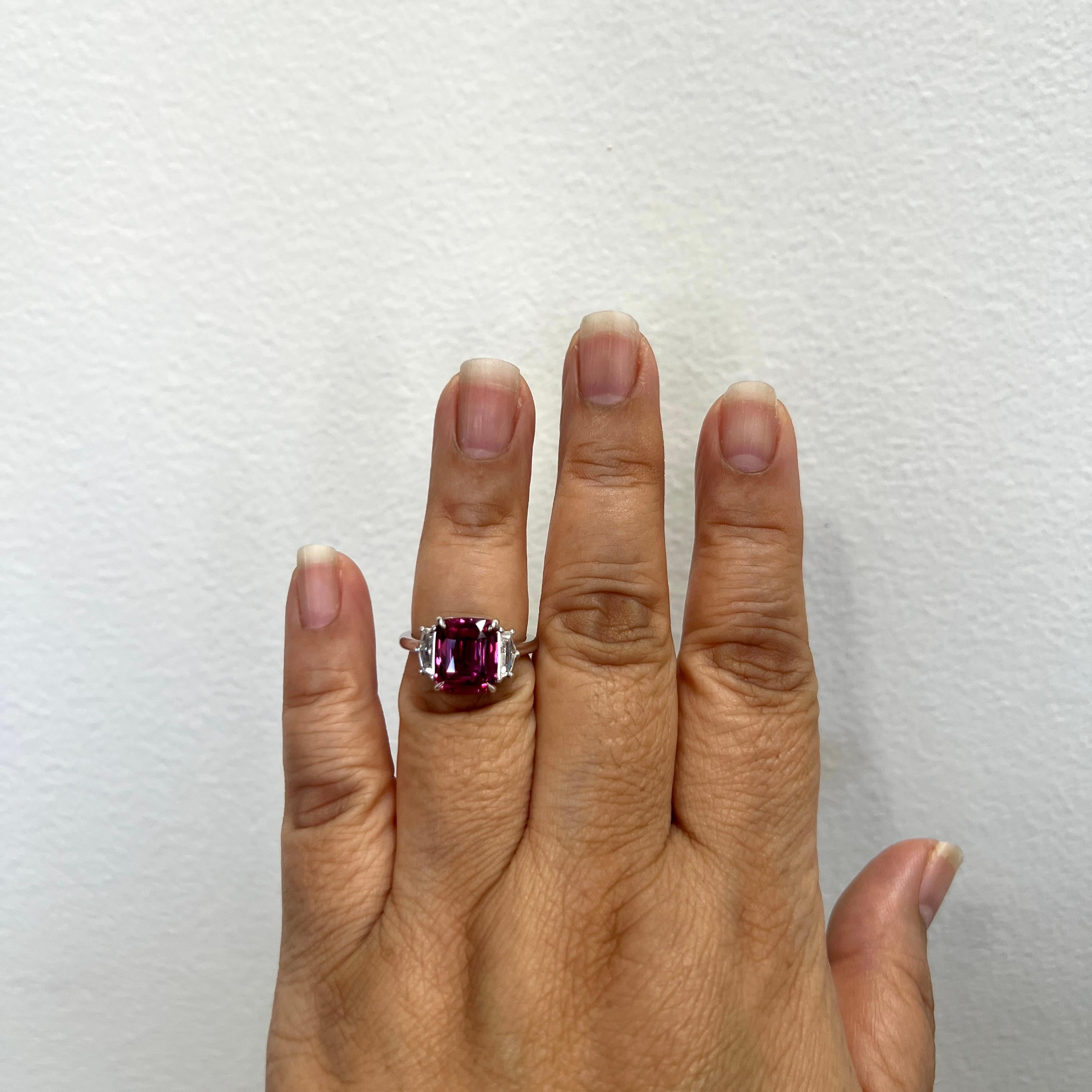 Splendido cuscino di zaffiro rosa da 5,06 ct. con diamanti bianchi rotondi da 0,62 ct. di buona qualità.  Realizzato a mano in oro bianco 18 carati.  Misura dell'anello 6,75.