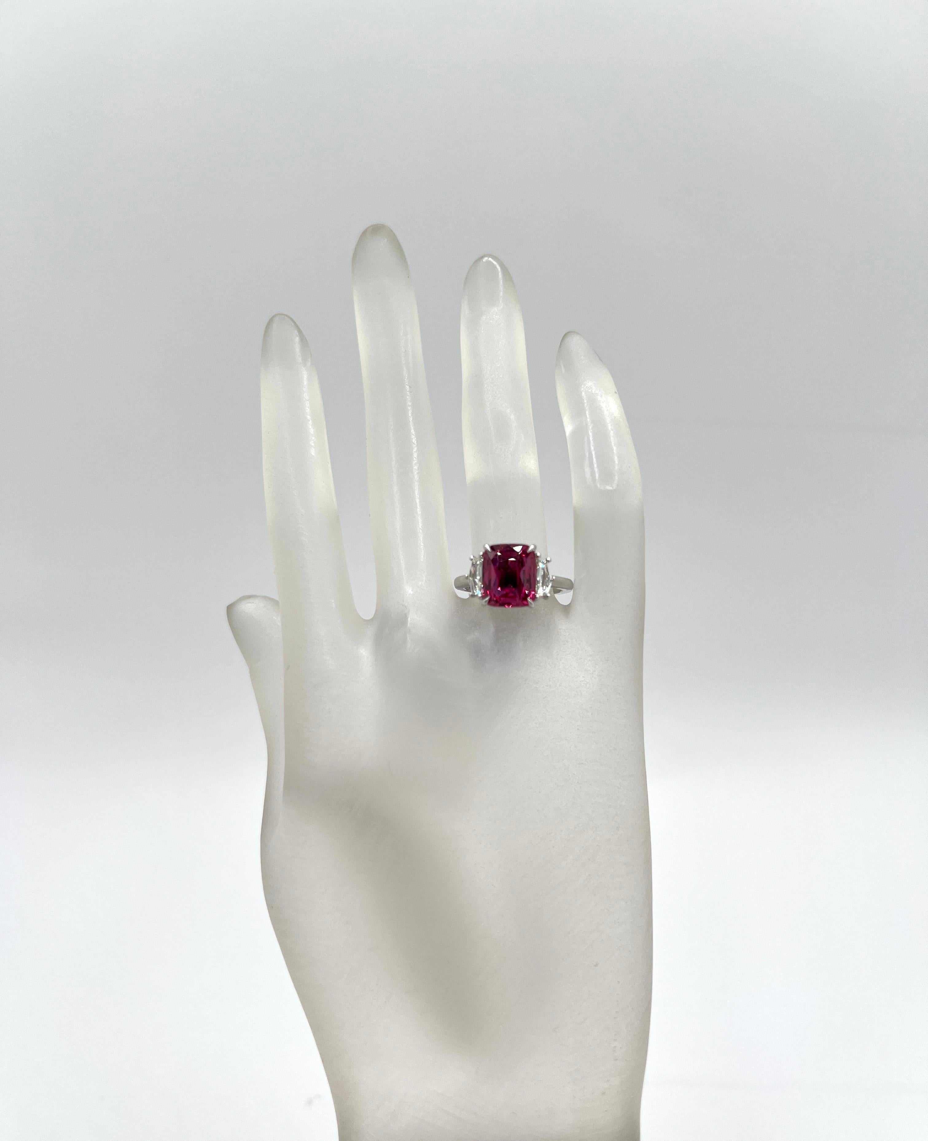 Taglio cuscino Anello con zaffiro rosa a cuscino e diamante Cadillac da 5 carati in oro bianco 18 carati