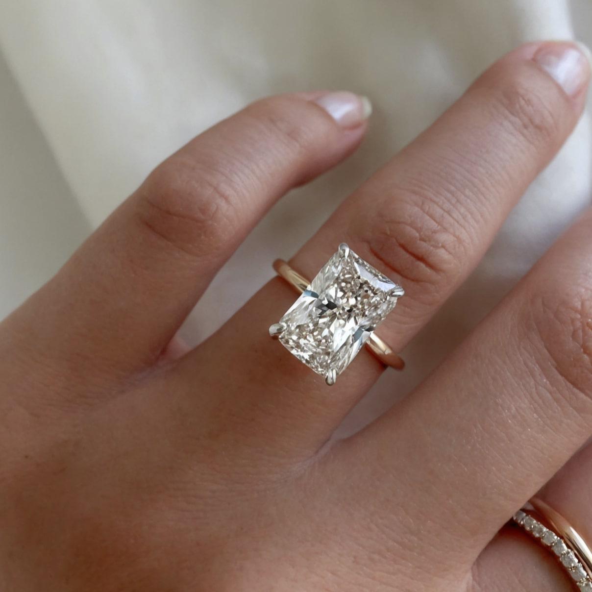En vente :  Bague de fiançailles en or blanc 18 carats 8 carats taille rayonnante 2