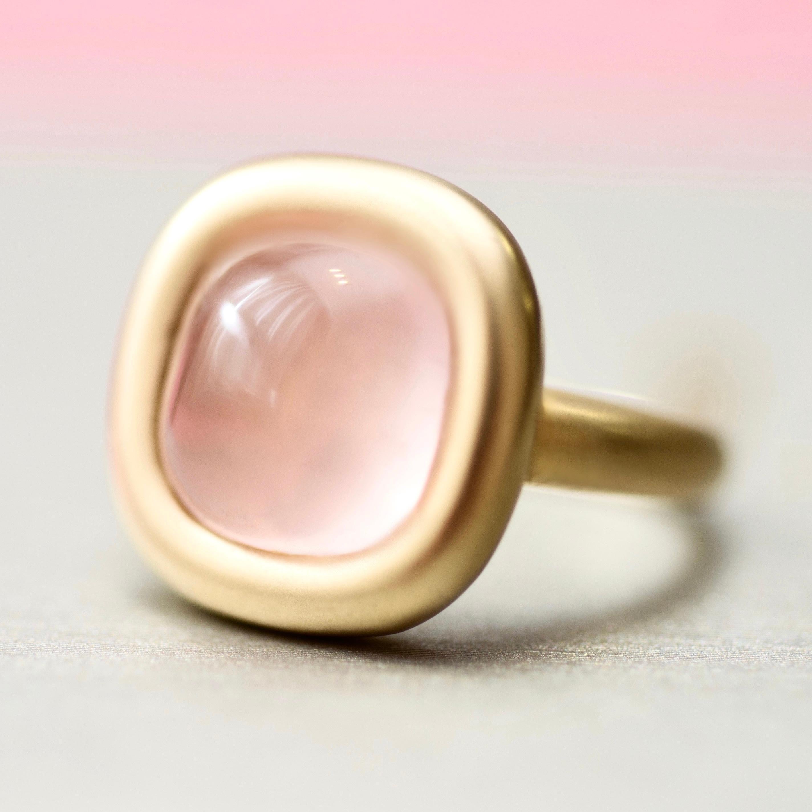 5 Carat Rose Quartz 14 Karat Yellow Gold Casual Ring In New Condition For Sale In Singapore, SG