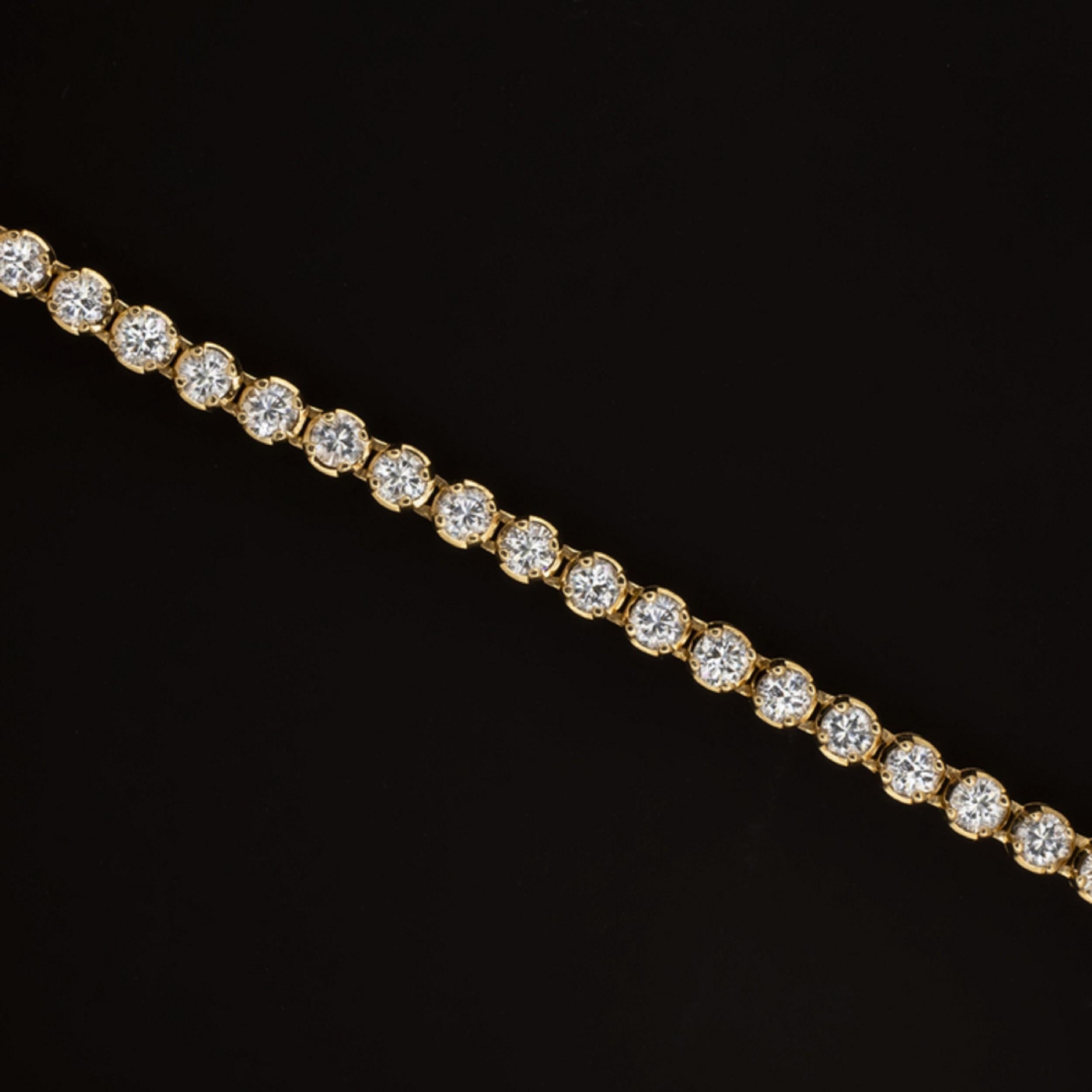 sparkling tennis bracelet has a classic design that will never go out of style! Featuring 5 carats of beautifully white, eye clean diamonds, this beauty offers brilliant, eye catching sparkle. At 0.10ct each, the diamonds are individually sizeable.