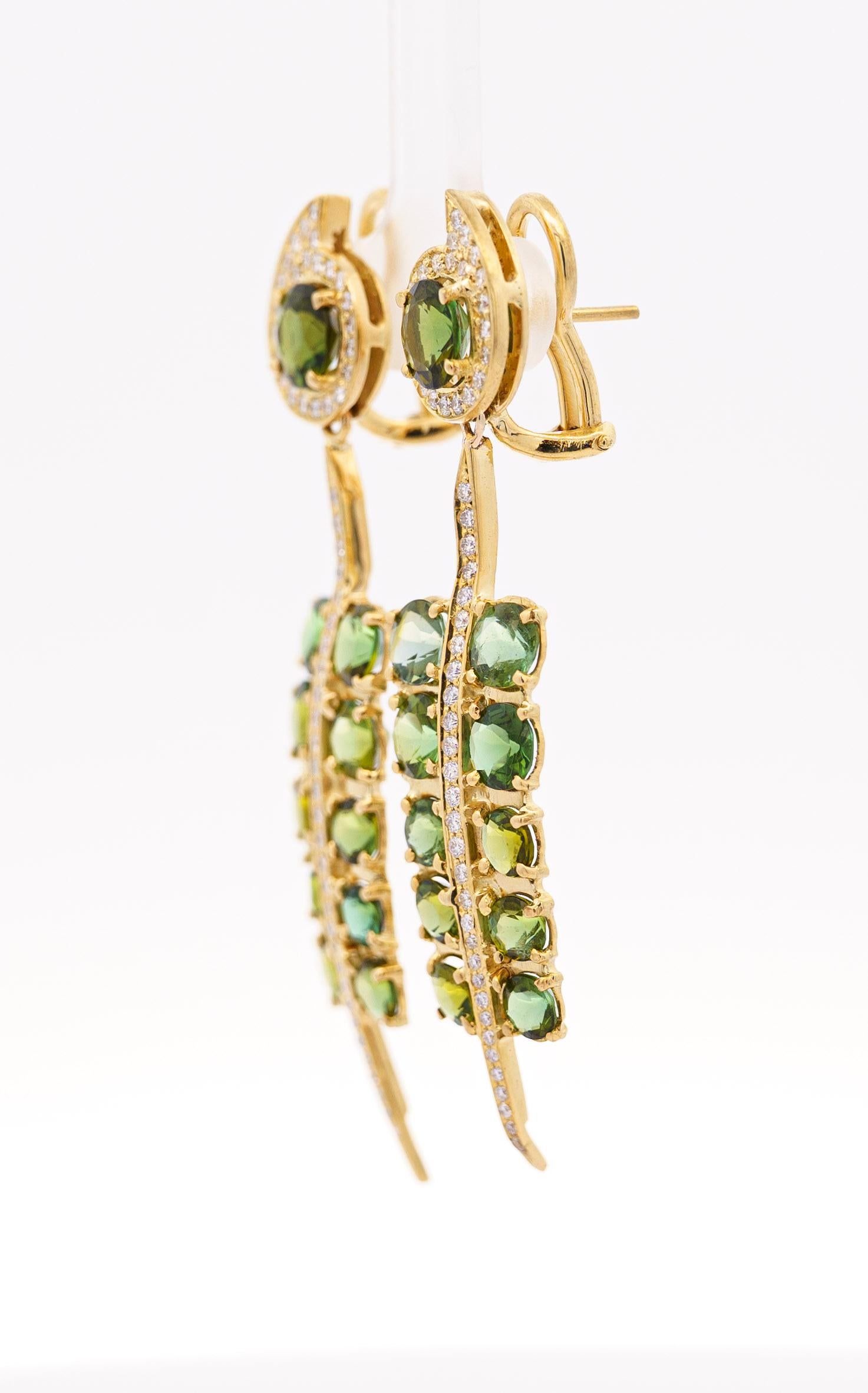 Moderne Boucles d'oreilles pendantes en tourmaline verte et diamant de 5 carats à taille ronde en vente