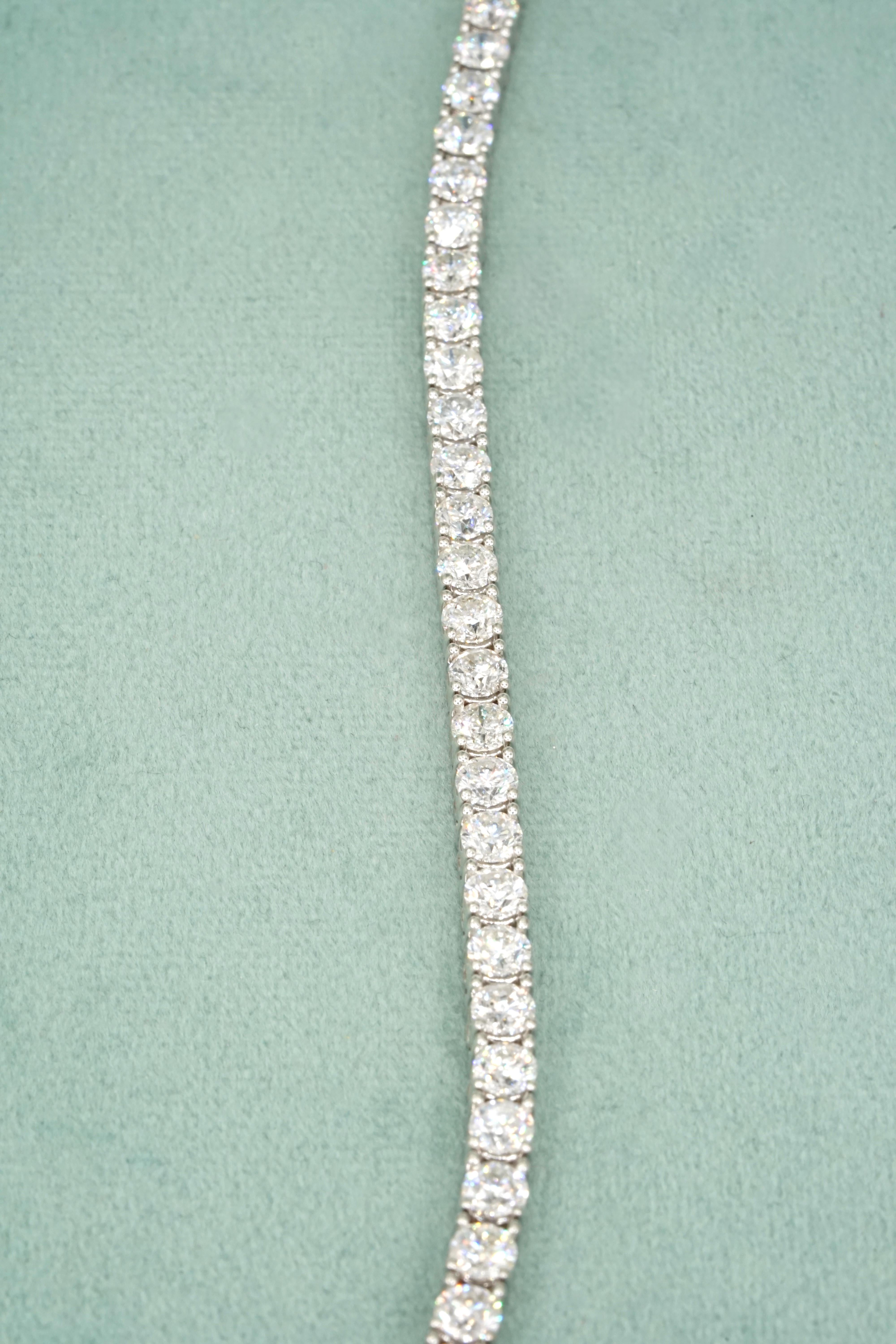 Símbolo intemporal de elegancia, esta pulsera de tenis Cecile Blake incluye 46 diamantes redondos de talla brillante, meticulosamente engastados en un diseño clásico de 4 puntas a lo largo de toda su longitud. 

Elaborada en oro blanco de 14