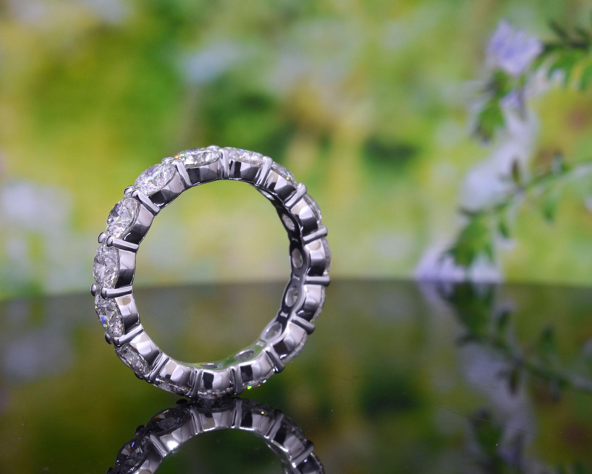 Im Angebot: 5 Karat runder Eternity-Ring F-G Farbe VS1 Reinheit 14k Weißgold () 6
