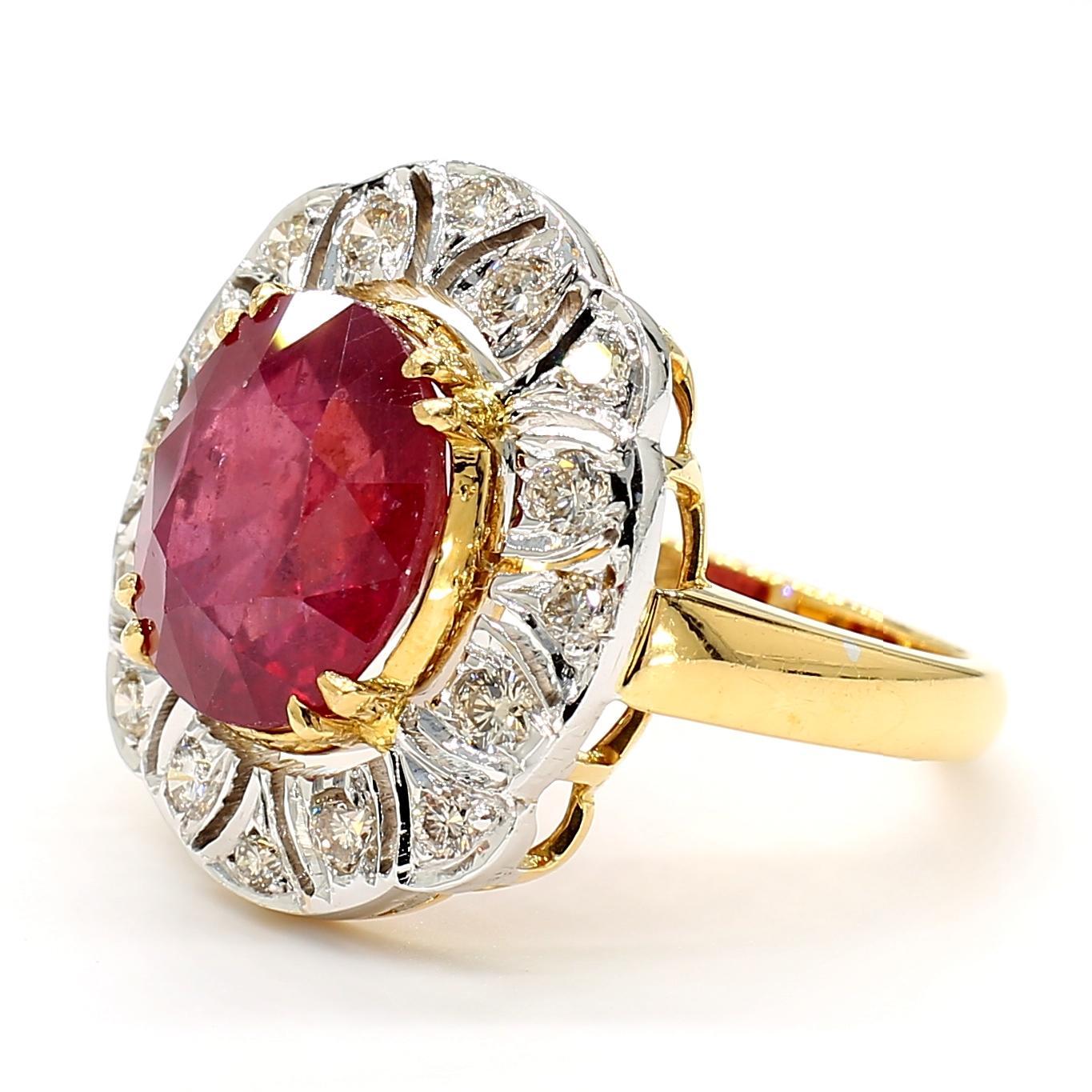 5 Carat Ruby and Diamond Halo 18K Gold Ring In Good Condition For Sale In New York, NY