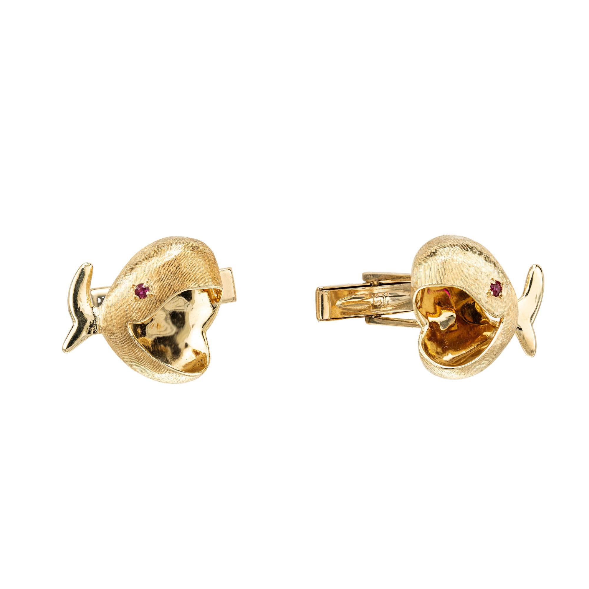 Muy bonitos gemelos de oro amarillo macizo de 14k con textura de ballena hecha a mano y ojos de rubí auténtico, circa 1960. Elaborados con meticulosa atención al detalle, cada gemelo presenta un caprichoso diseño de ballena al que los rubíes añaden