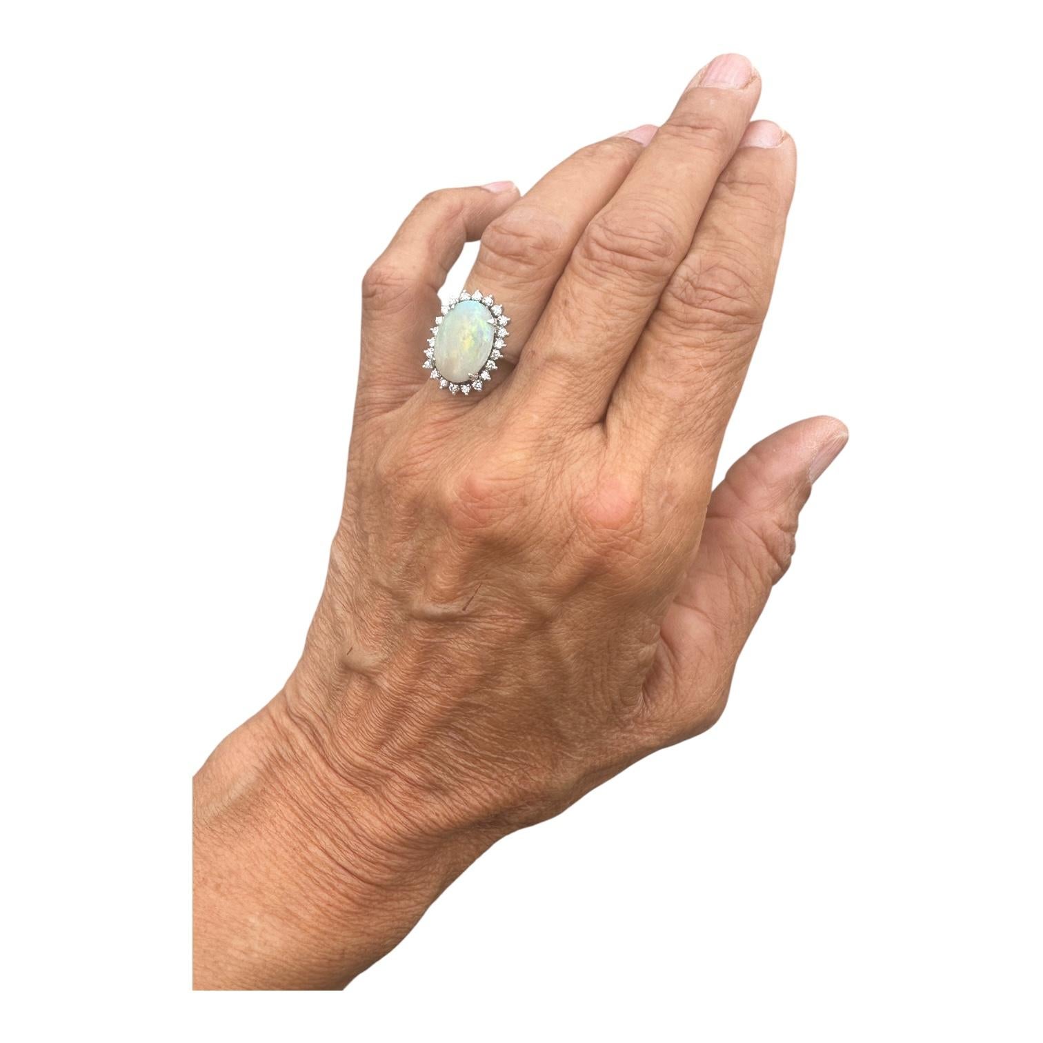 5 Carat Solitaite Fire opal and Diamond Halo Ring 14Kt en vente 3