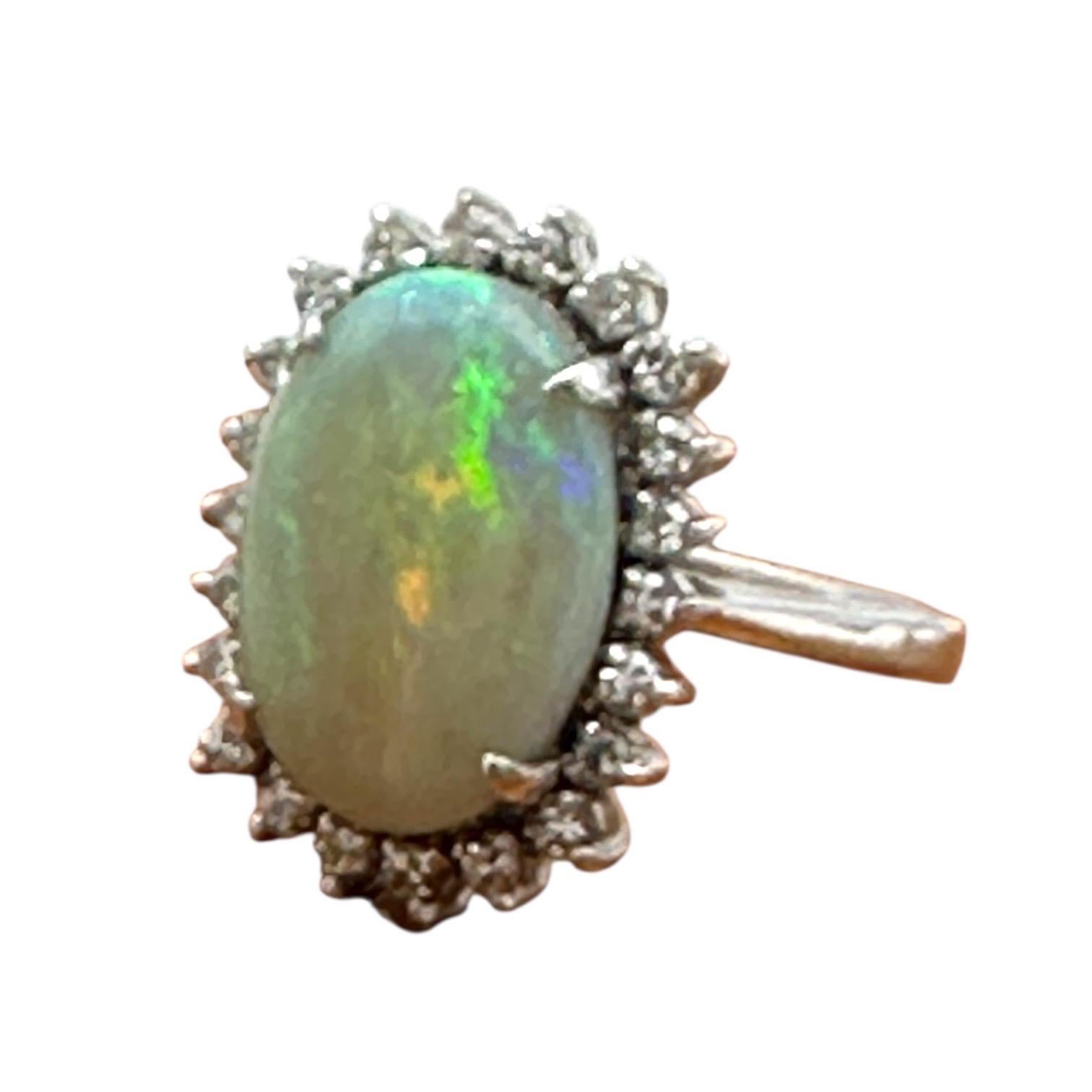 Contemporain 5 Carat Solitaite Fire opal and Diamond Halo Ring 14Kt en vente
