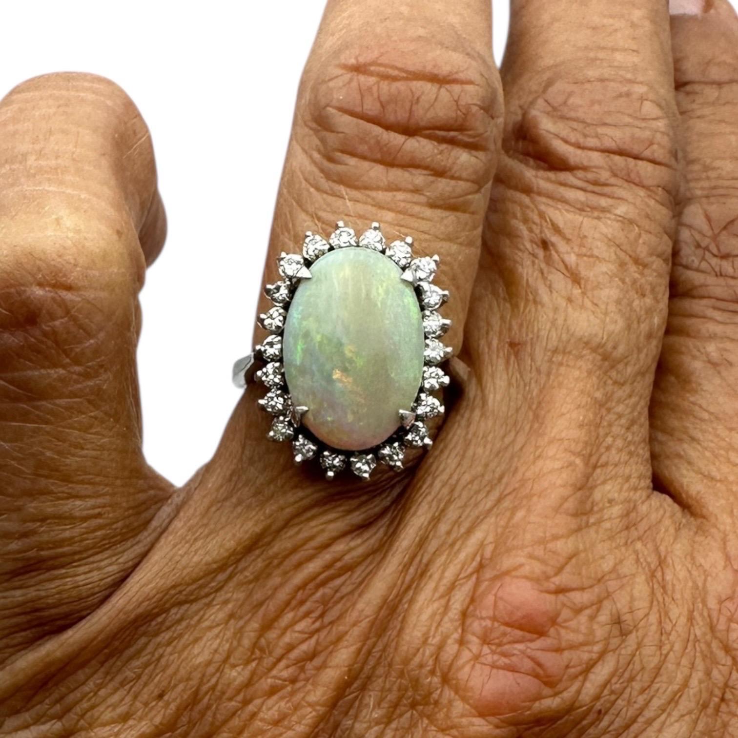 Taille cabochon 5 Carat Solitaite Fire opal and Diamond Halo Ring 14Kt en vente