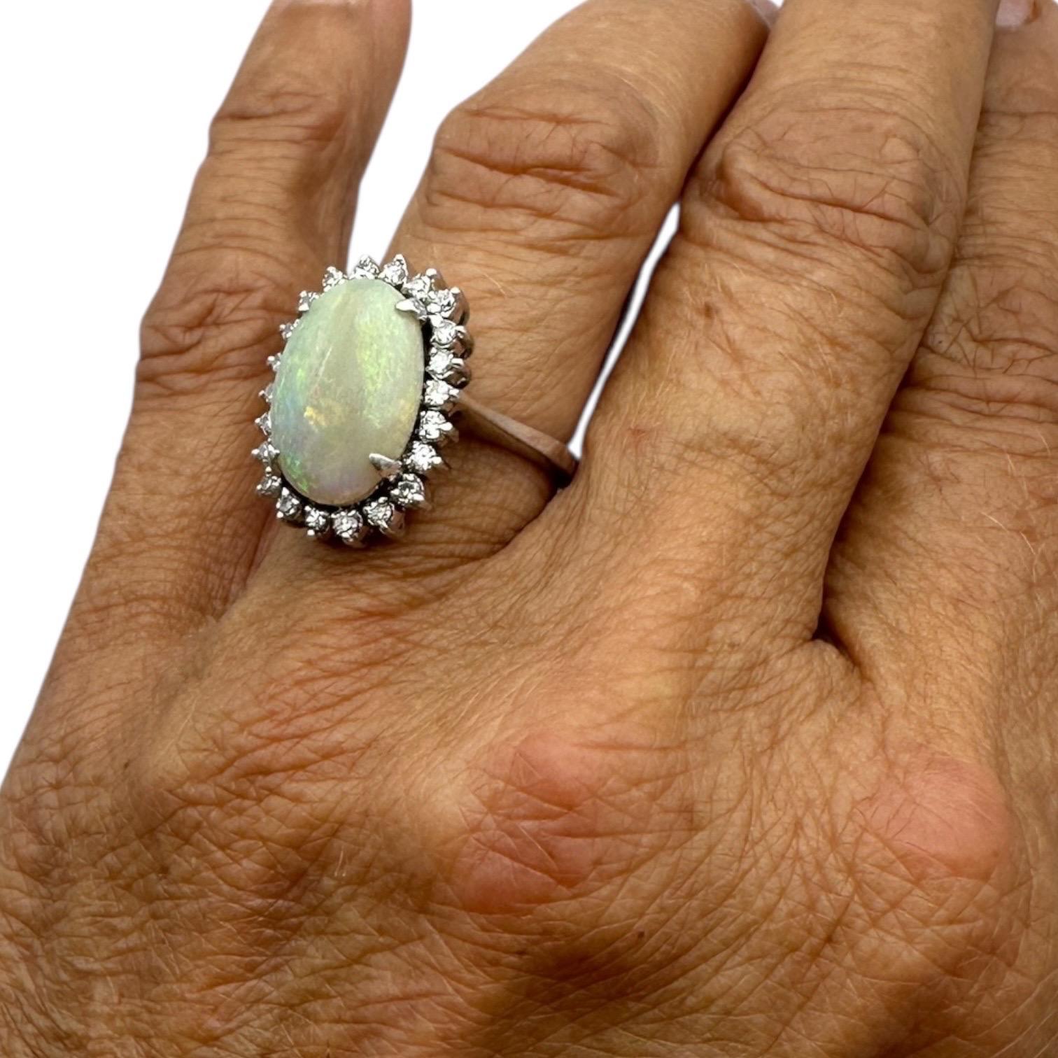 5 Carat Solitaite Fire opal and Diamond Halo Ring 14Kt Bon état - En vente à Laguna Hills, CA