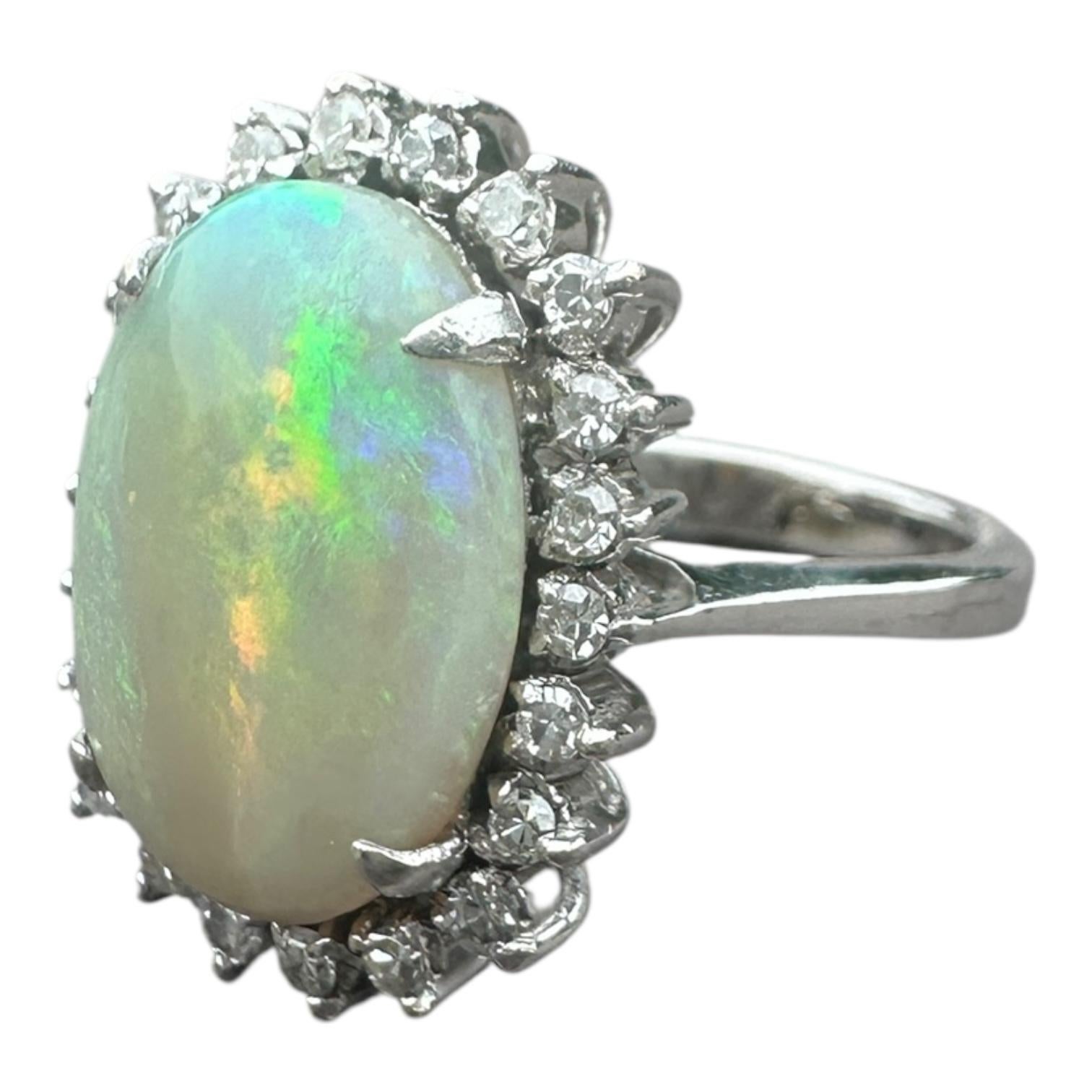 5 Carat Solitaite Fire opal and Diamond Halo Ring 14Kt en vente 1