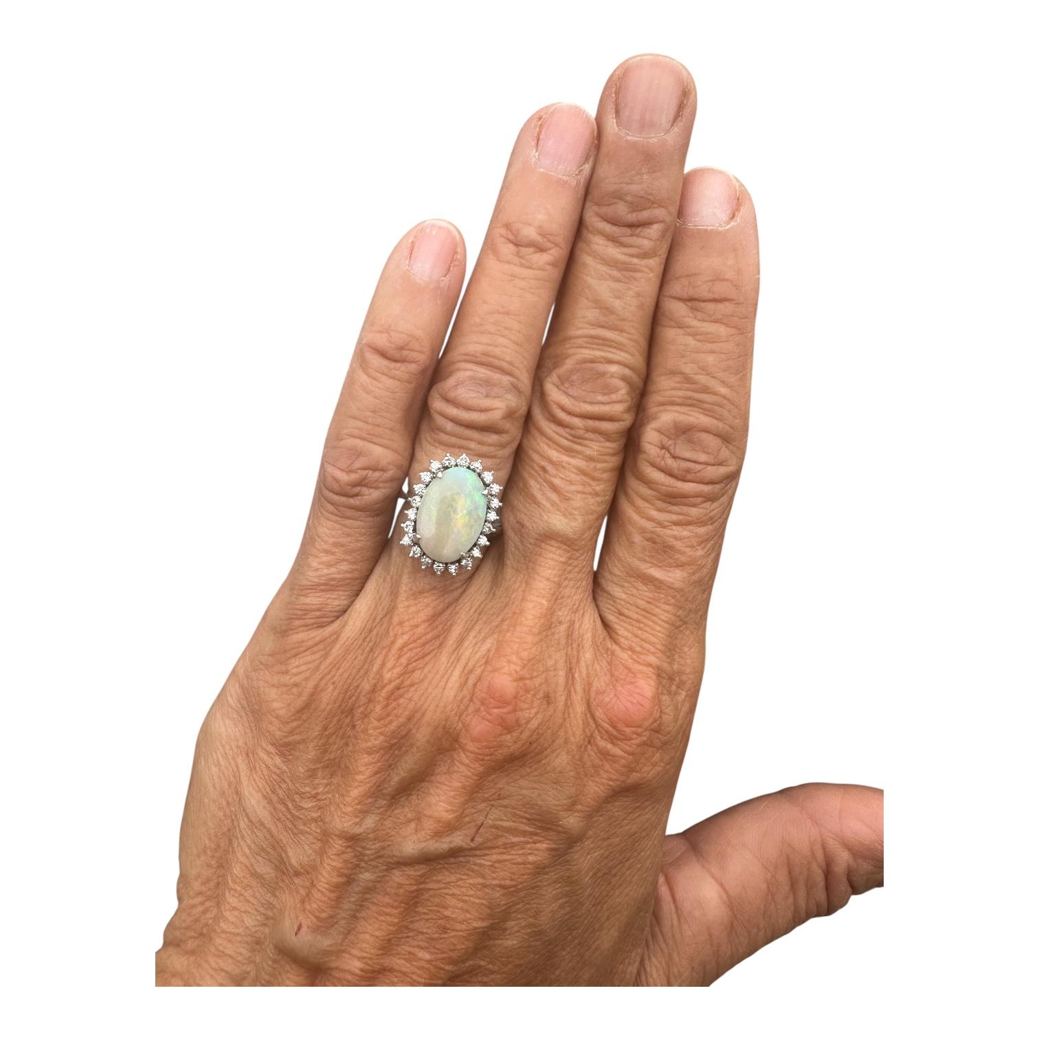 5 Carat Solitaite Fire opal and Diamond Halo Ring 14Kt en vente 2