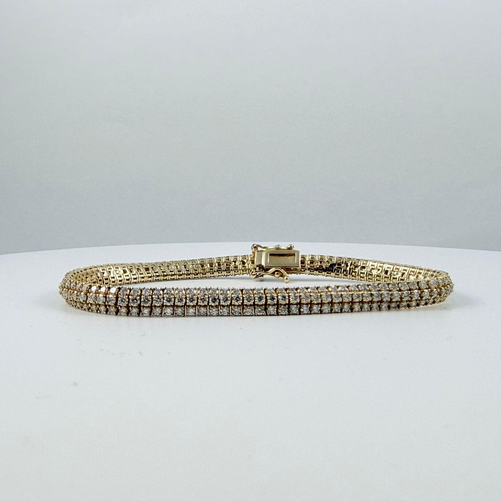Cet éblouissant bracelet à trois rangées de diamants est une véritable déclaration de brillance et d'élégance. Doté d'un nombre impressionnant de 276 diamants ronds de taille brillant, chacun méticuleusement serti pour créer des rangées continues