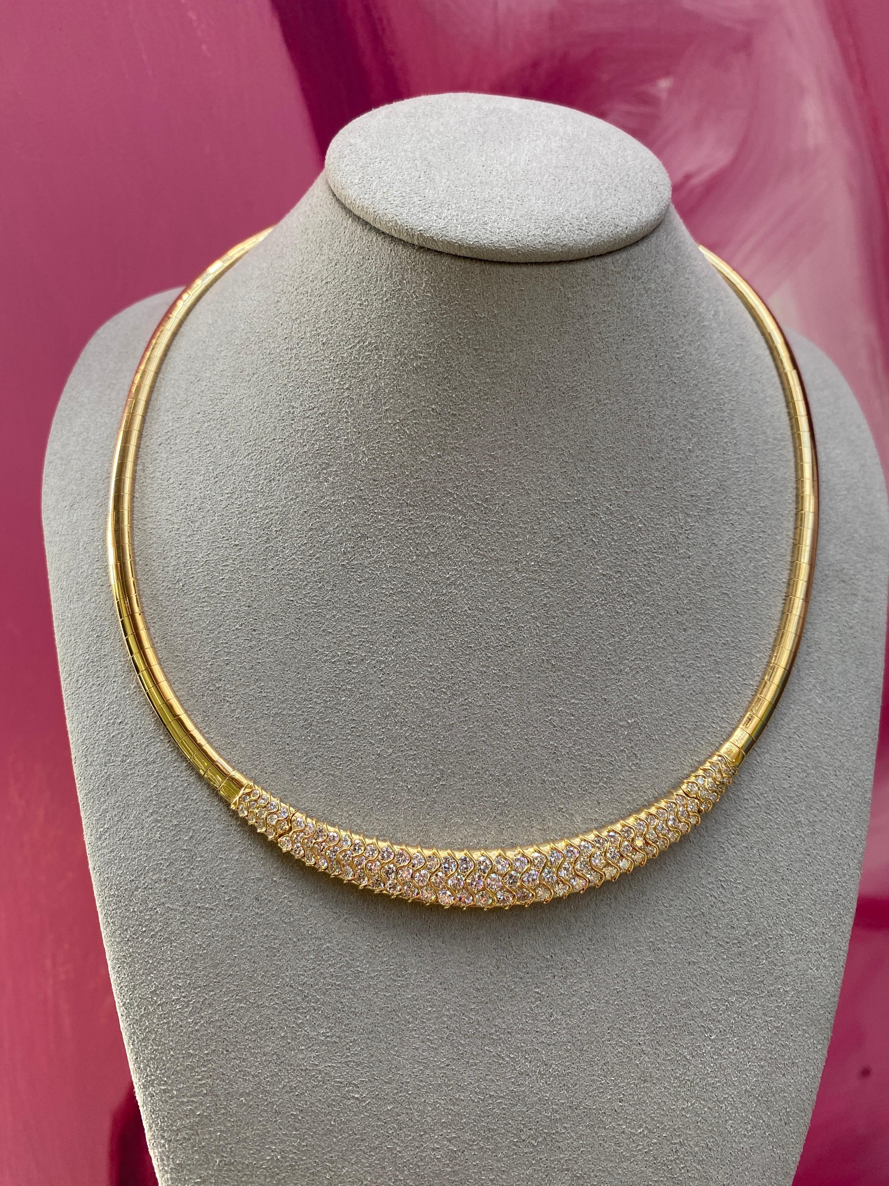 Collier Omega en or jaune 18 carats avec diamants ronds d'un poids total de 5 carats en vente 5