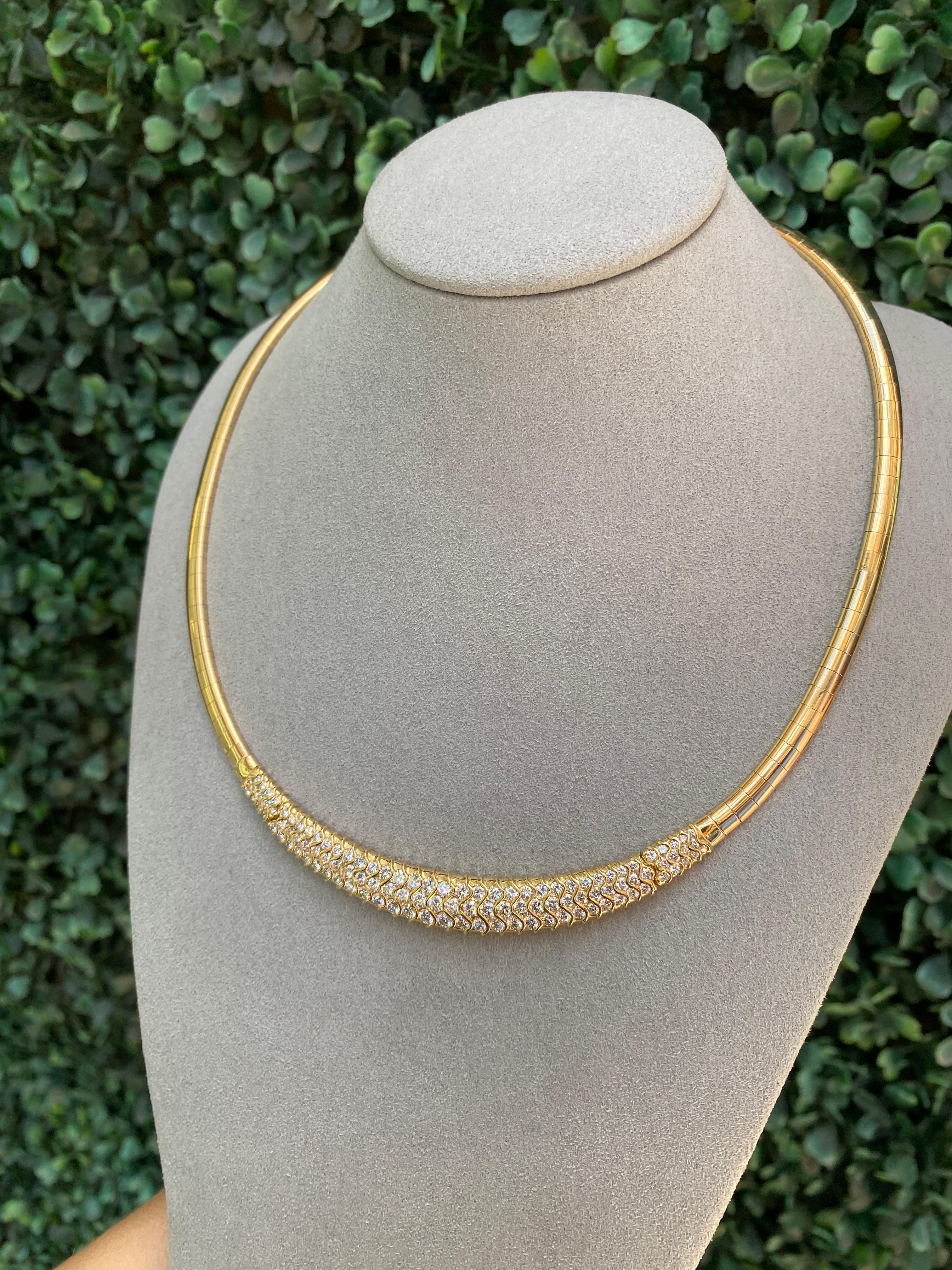 Collier Omega en or jaune 18 carats avec diamants ronds d'un poids total de 5 carats en vente 6