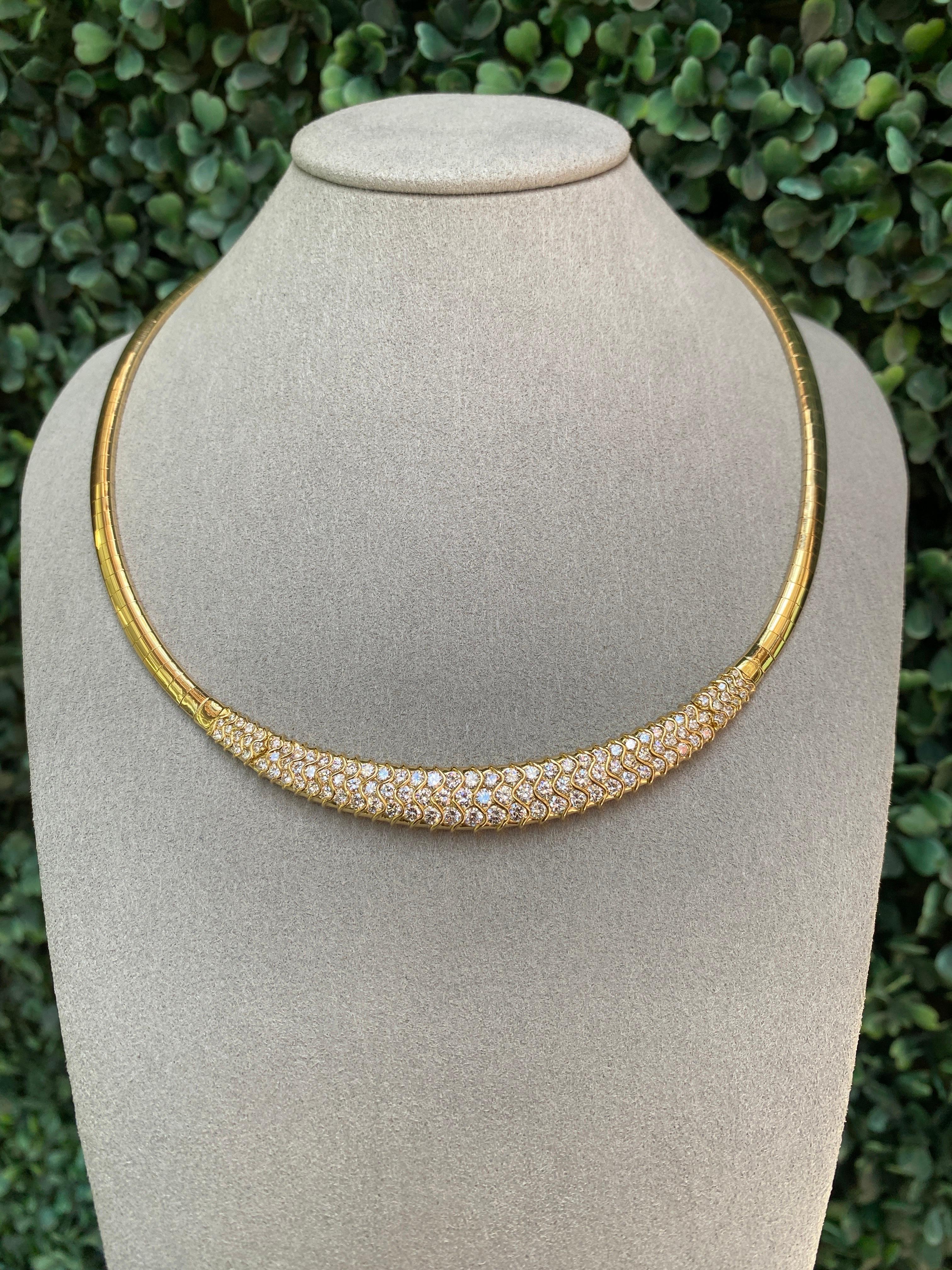 Collier Omega en or jaune 18 carats avec diamants ronds d'un poids total de 5 carats en vente 7