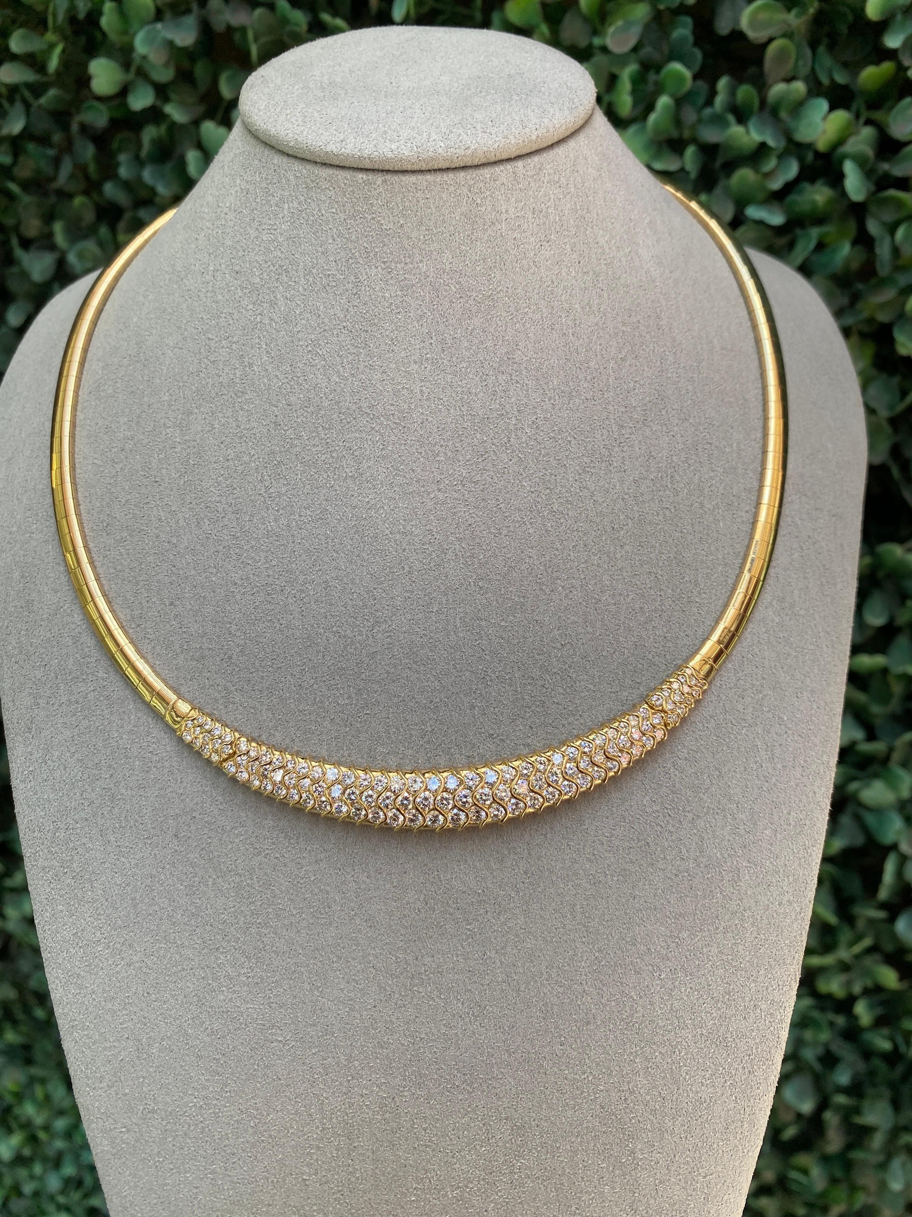 Collier Omega en or jaune 18 carats avec diamants ronds d'un poids total de 5 carats en vente 8