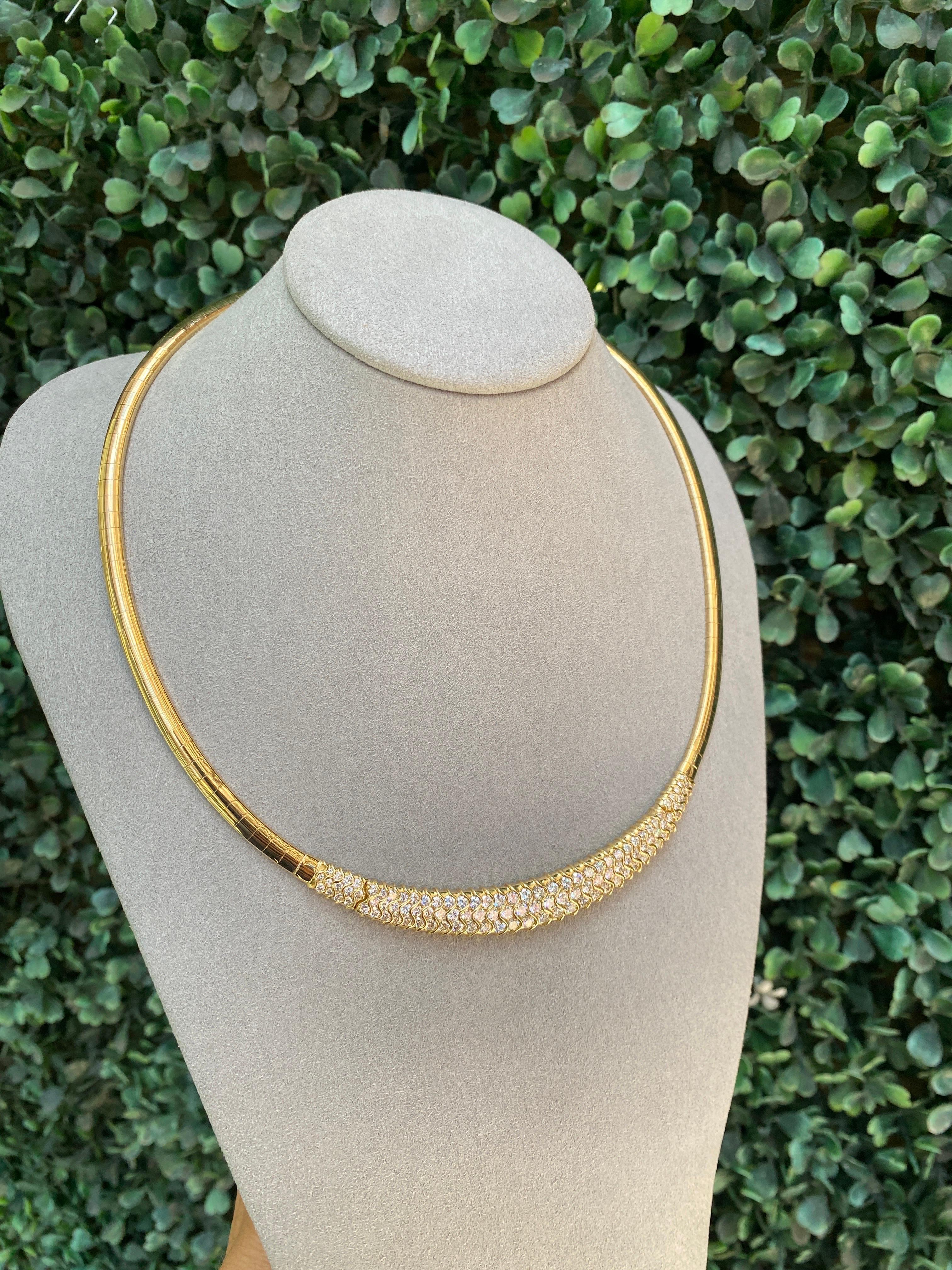 Collier Omega en or jaune 18 carats avec diamants ronds d'un poids total de 5 carats en vente 9