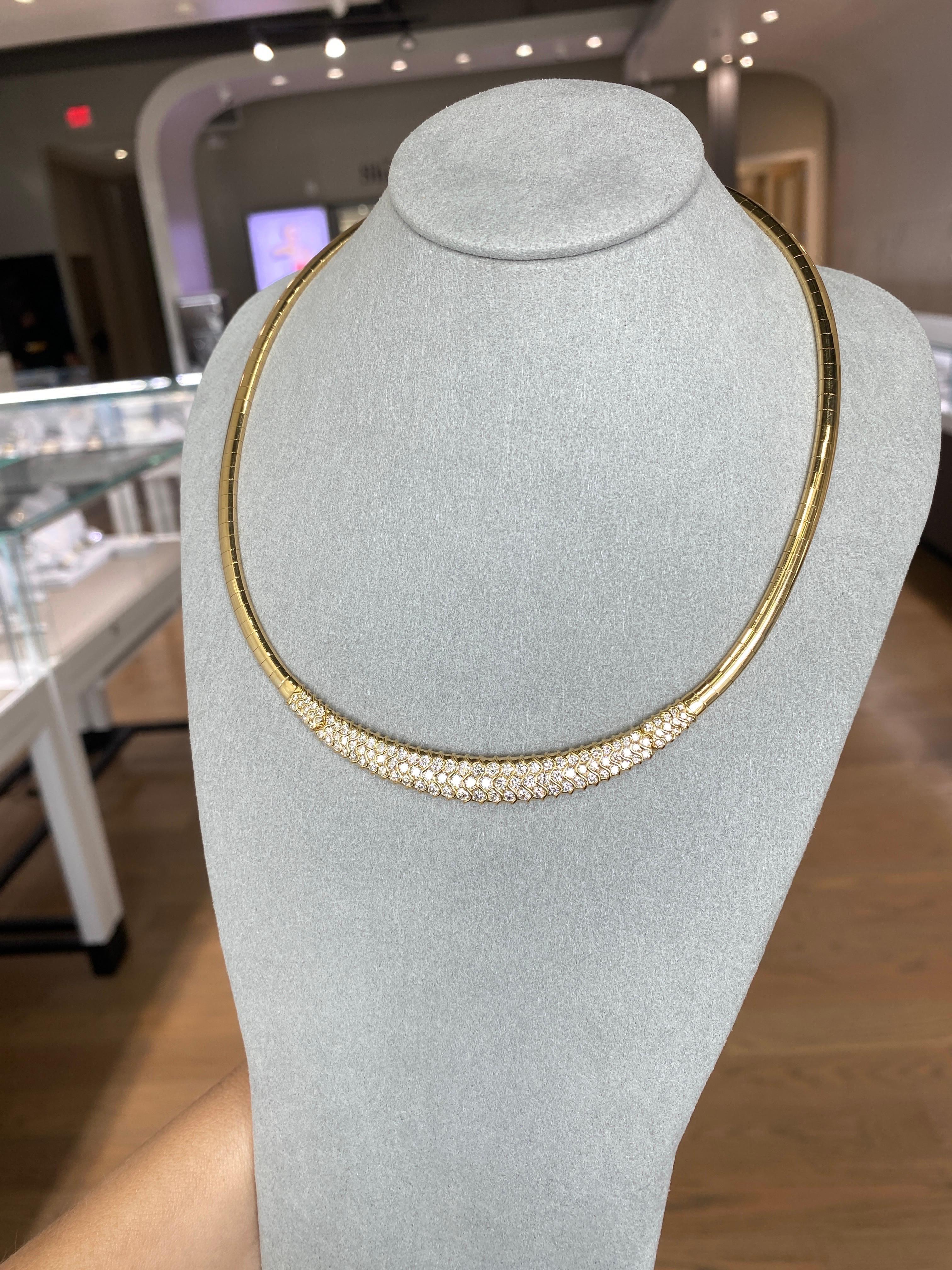 Ce collier oméga exquis est réalisé en or jaune 18 carats et comporte 5 carats de diamants ronds naturels. Avec une finition polie et un design luxueux, c'est l'accessoire parfait pour toute occasion élégante.