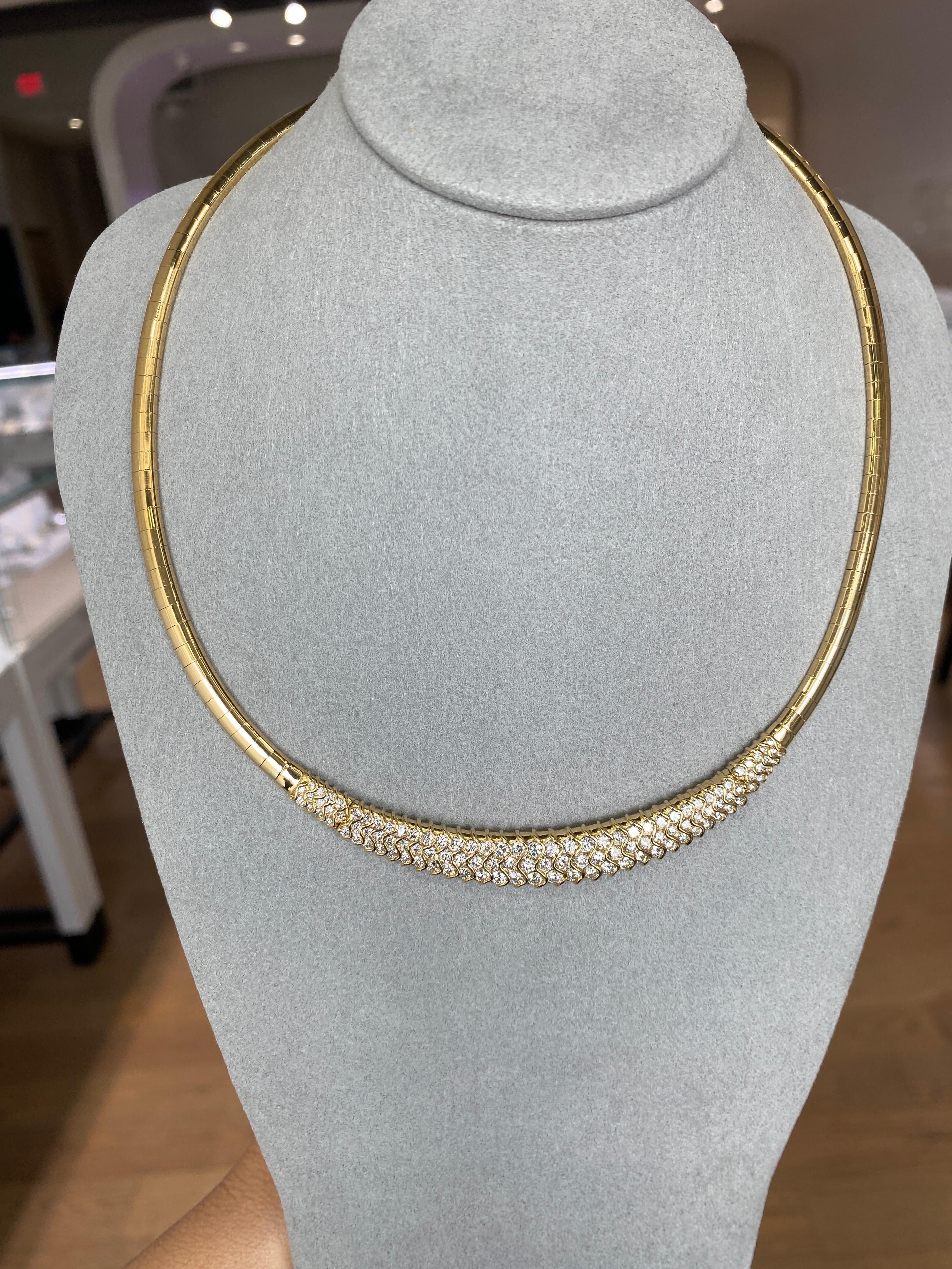 Taille ronde Collier Omega en or jaune 18 carats avec diamants ronds d'un poids total de 5 carats en vente