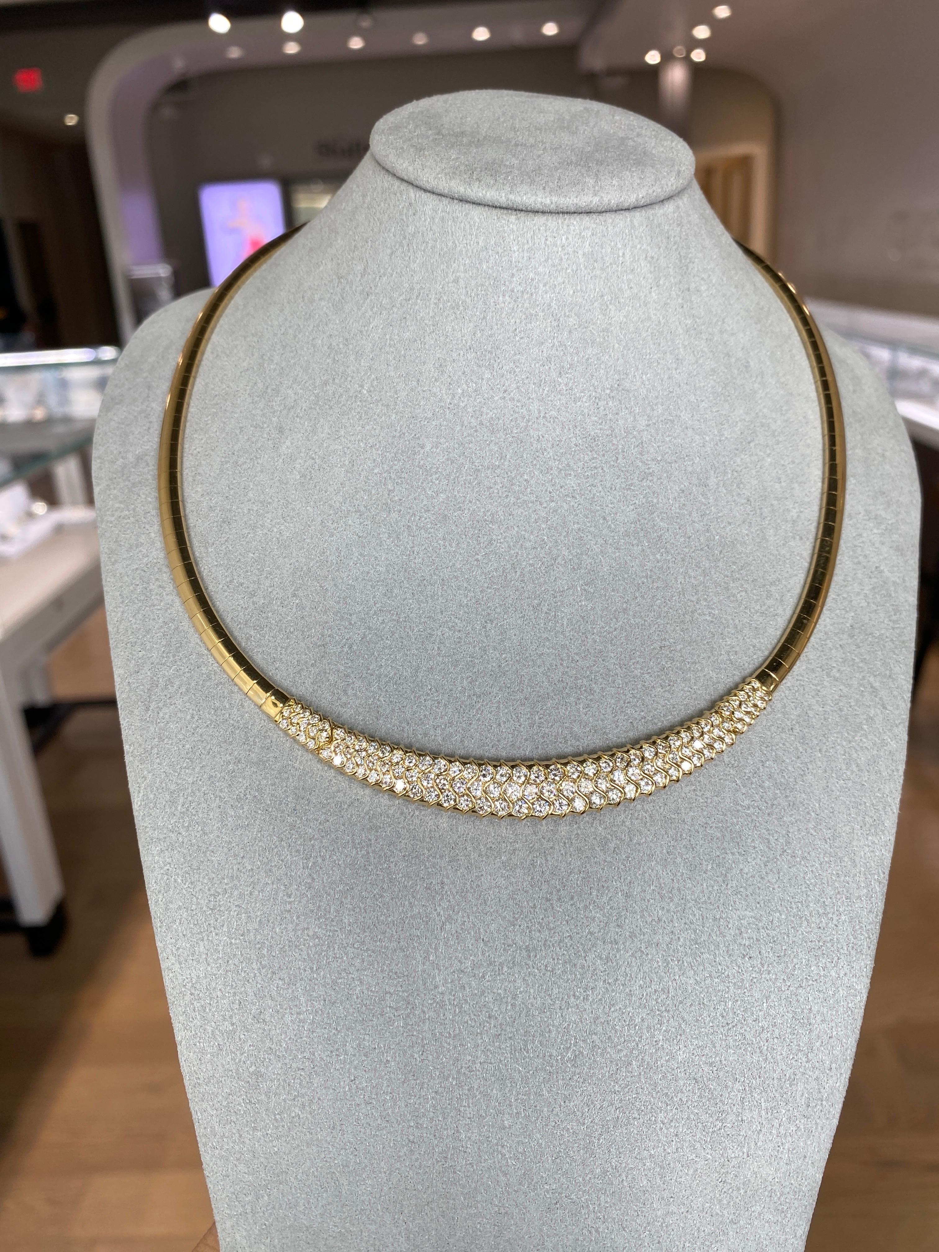 Collier Omega en or jaune 18 carats avec diamants ronds d'un poids total de 5 carats en vente 1