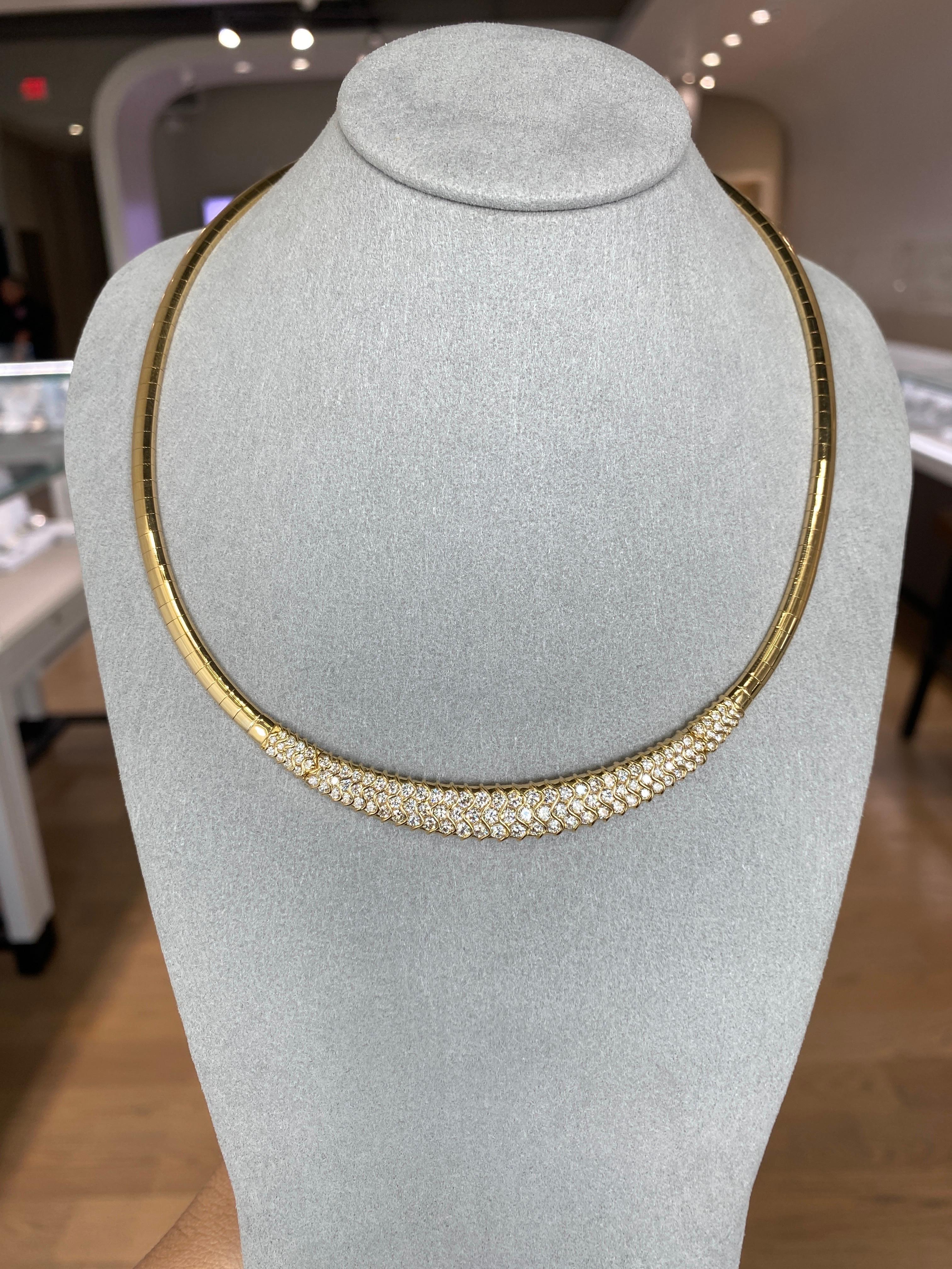Collier Omega en or jaune 18 carats avec diamants ronds d'un poids total de 5 carats en vente 2