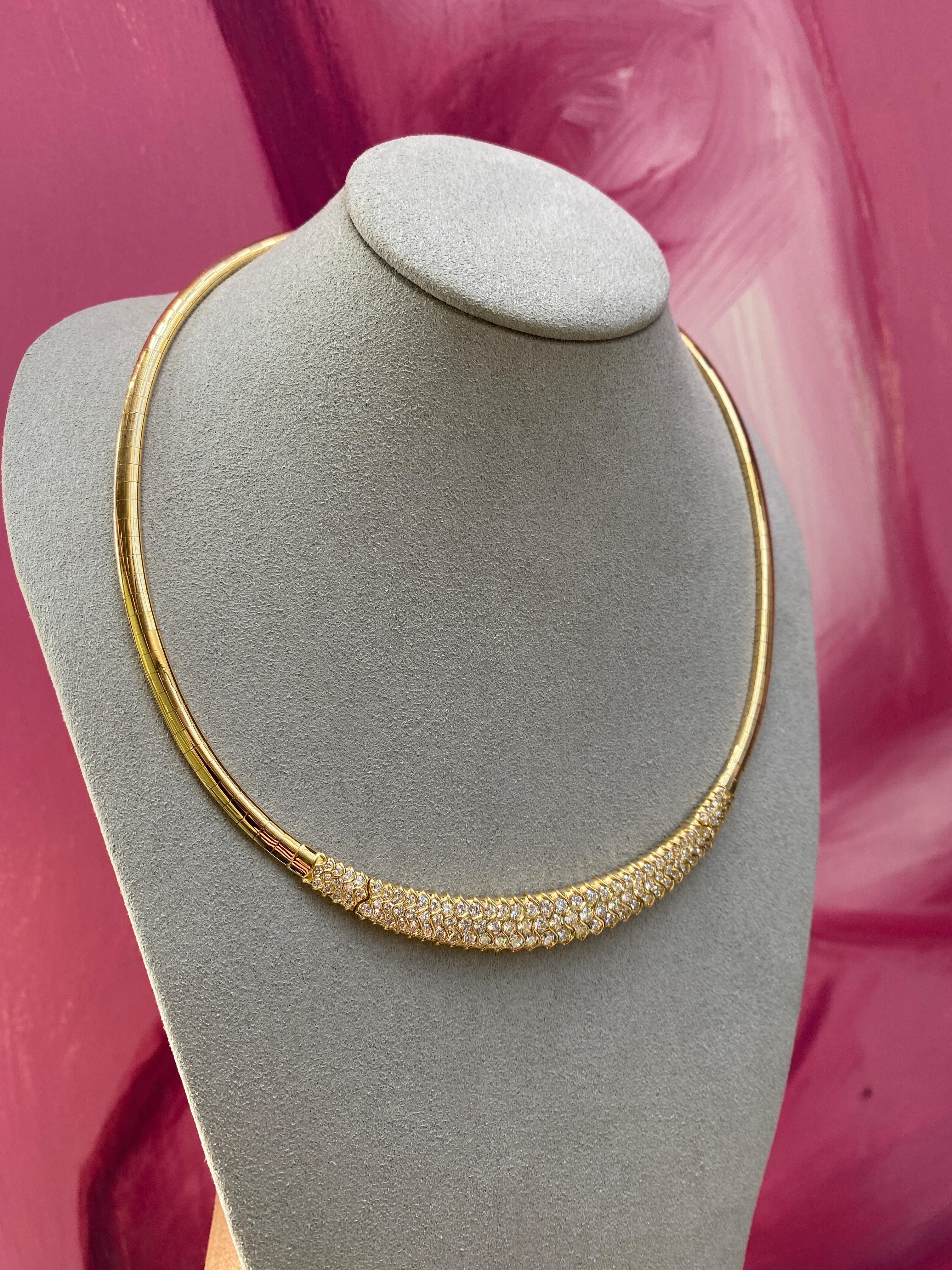 Collier Omega en or jaune 18 carats avec diamants ronds d'un poids total de 5 carats en vente 3