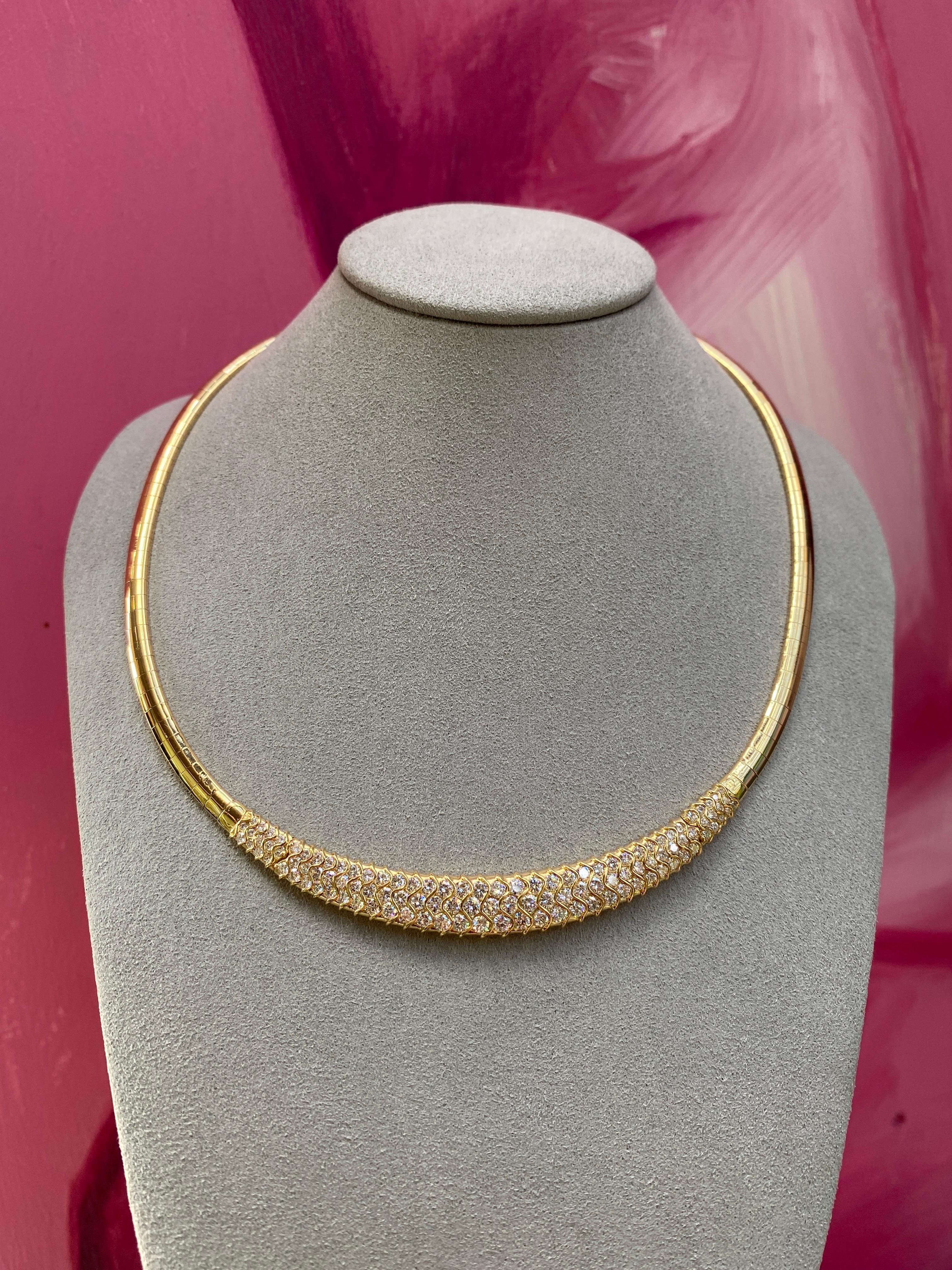 Collier Omega en or jaune 18 carats avec diamants ronds d'un poids total de 5 carats en vente 4