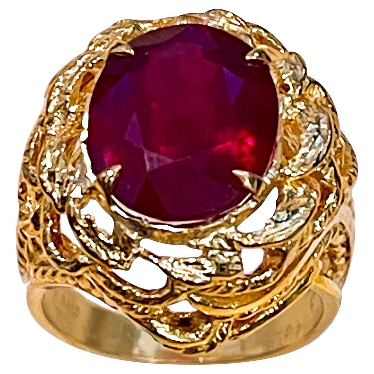 Anillo de cóctel de oro amarillo de 14 quilates con rubí ovalado tratado de 5 quilates