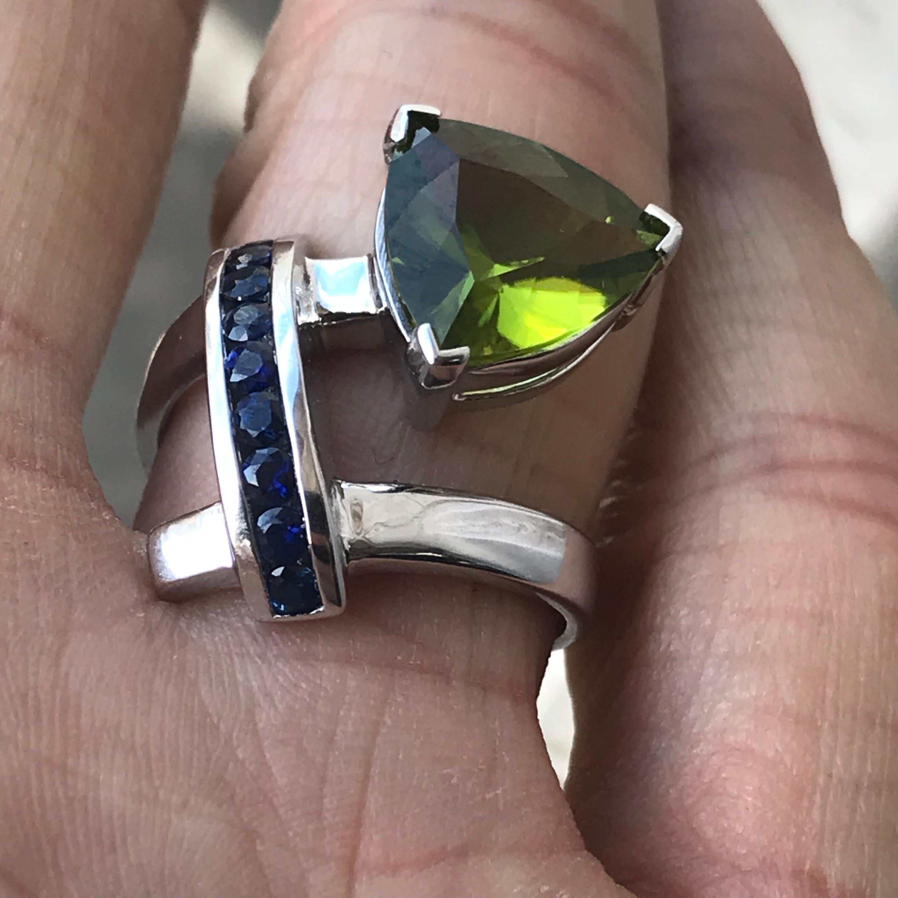 Modern 5 Carat TW Approximate Trillion Peridot and Blue Sapphire Ring, Ben Dannie For Sale