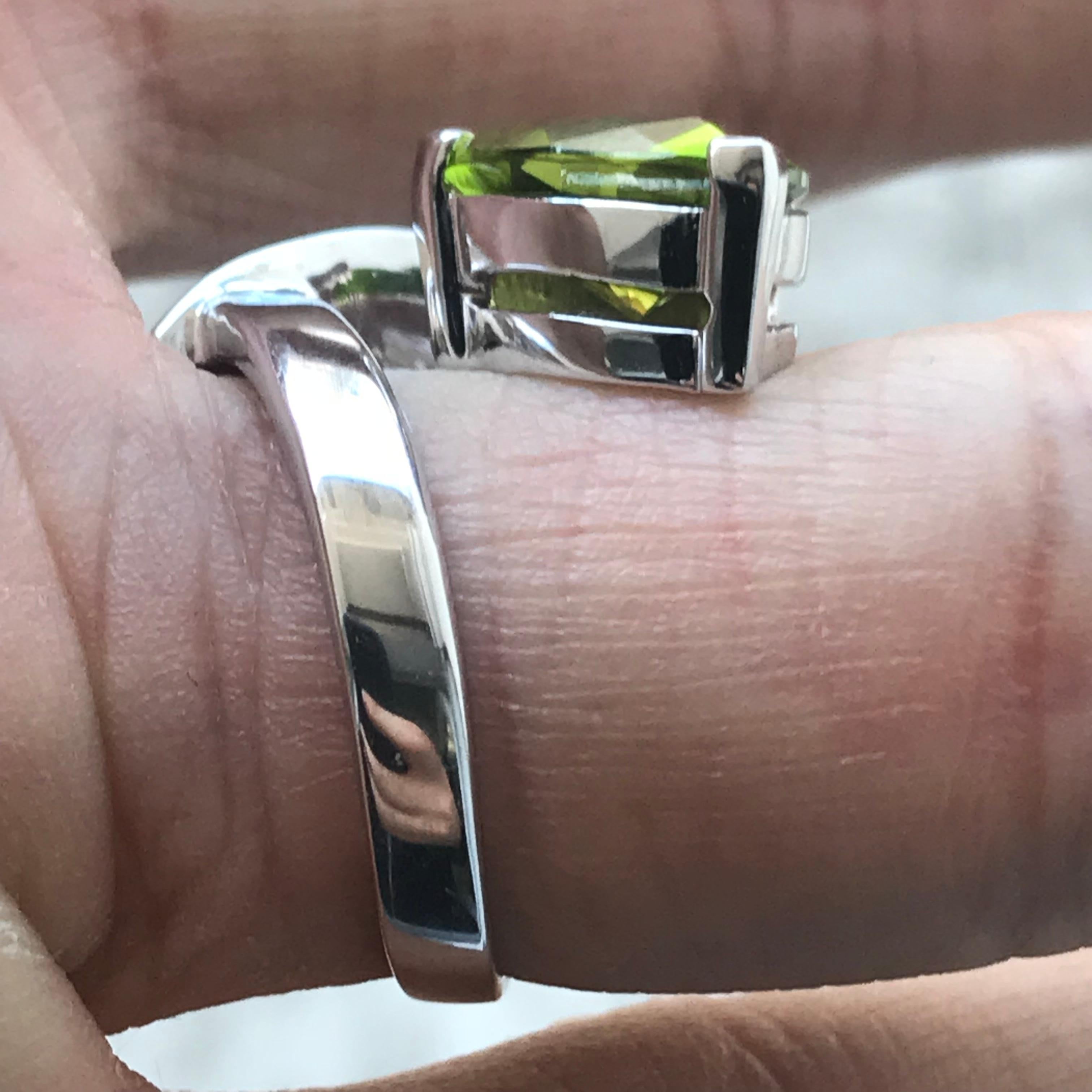 5 Carat TW Approximate Trillion Peridot and Blue Sapphire Ring, Ben Dannie im Zustand „Hervorragend“ im Angebot in West Hollywood, CA