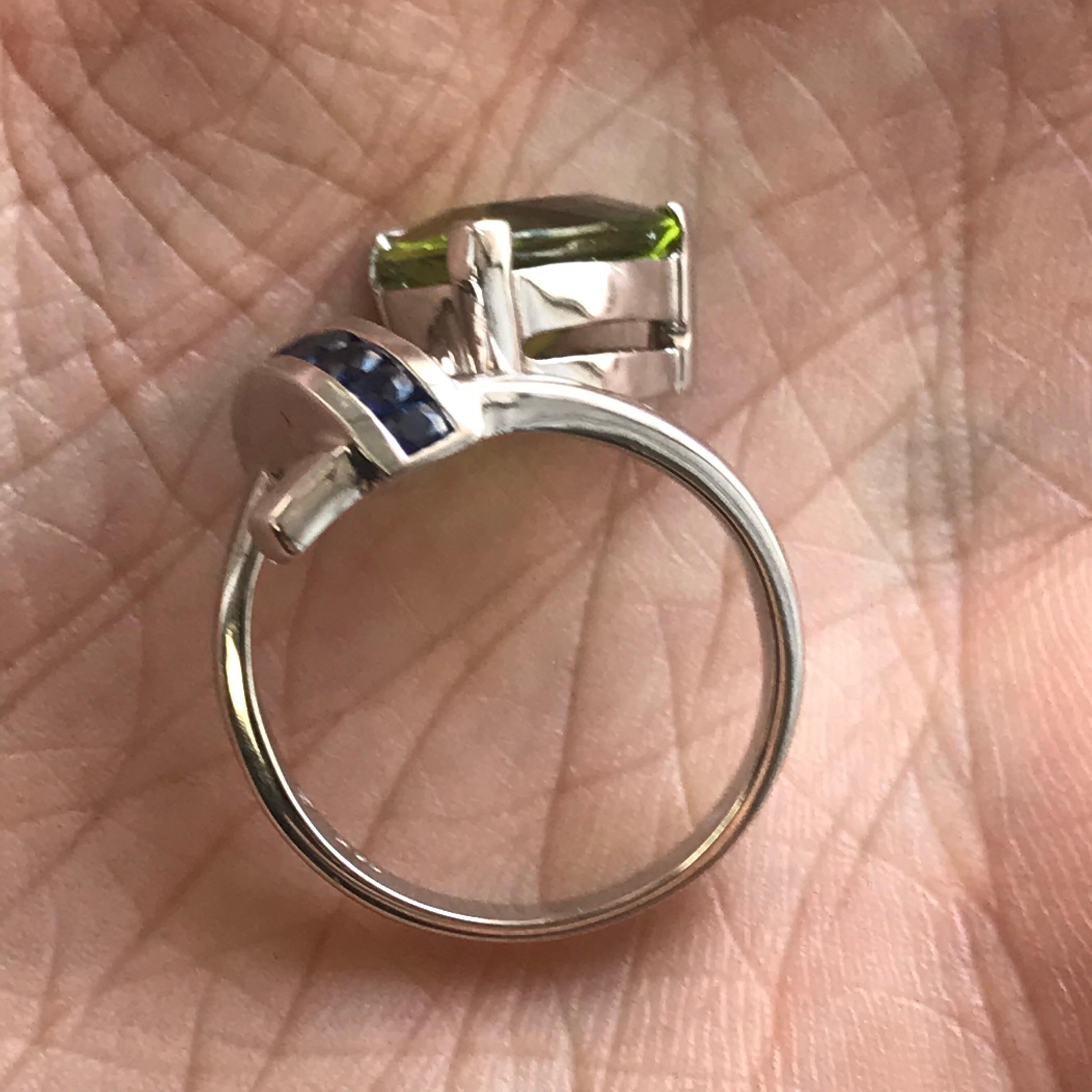 5 Carat TW Approximate Trillion Peridot and Blue Sapphire Ring, Ben Dannie In Excellent Condition For Sale In West Hollywood, CA