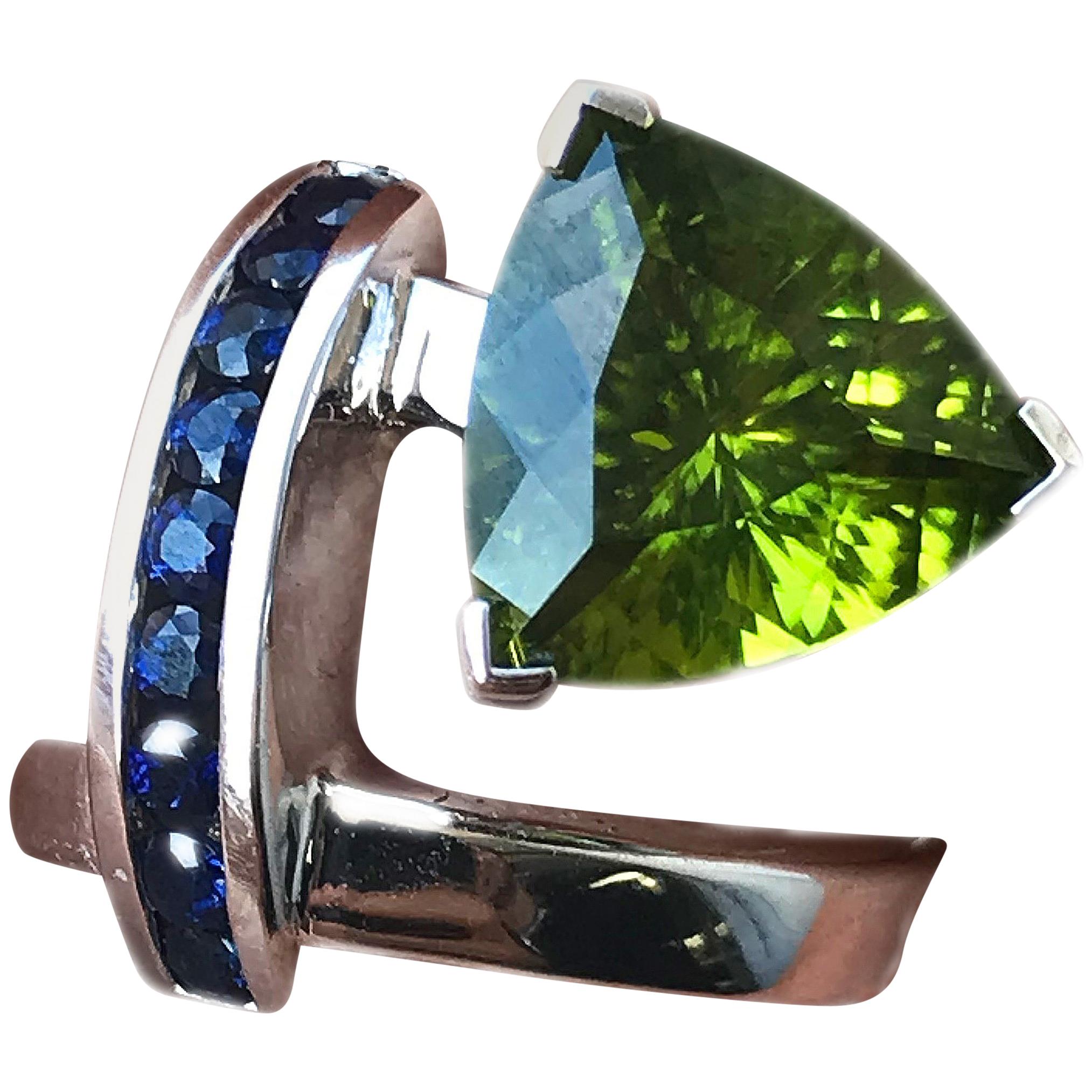 5 Carat TW Approximate Trillion Peridot and Blue Sapphire Ring, Ben Dannie im Angebot