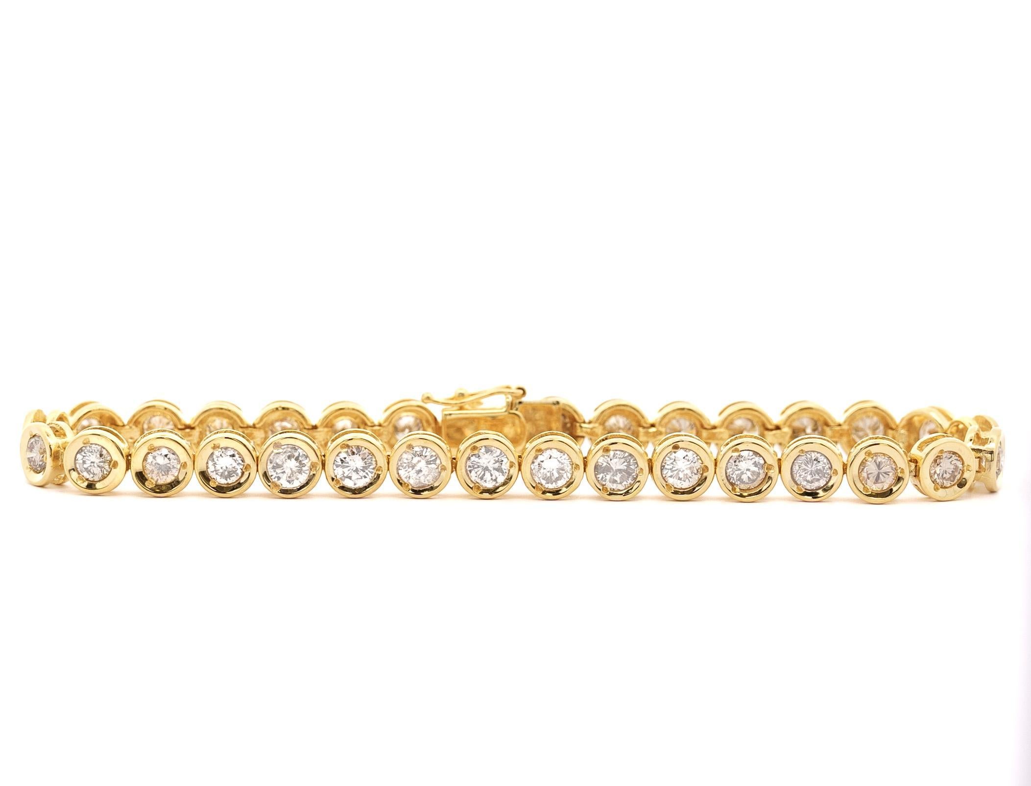 Bracelet tennis en or jaune 18 carats et diamant naturel de 5 carats TW. Bracelet unisexe et polyvalent avec des diamants ronds sertis sur le chaton, alignés sur toute la longueur de la chaîne en or jaune vibrant avec une fermeture en boîte. Subtil