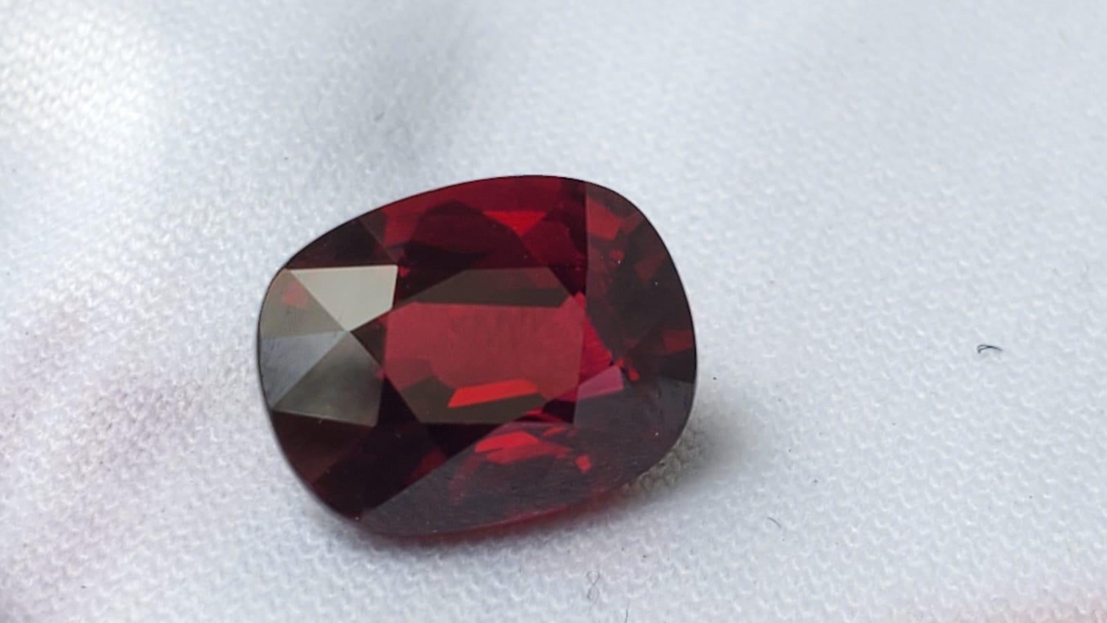 5 carat Unheated Pigeon Blood Ruby In New Condition For Sale In London, GB