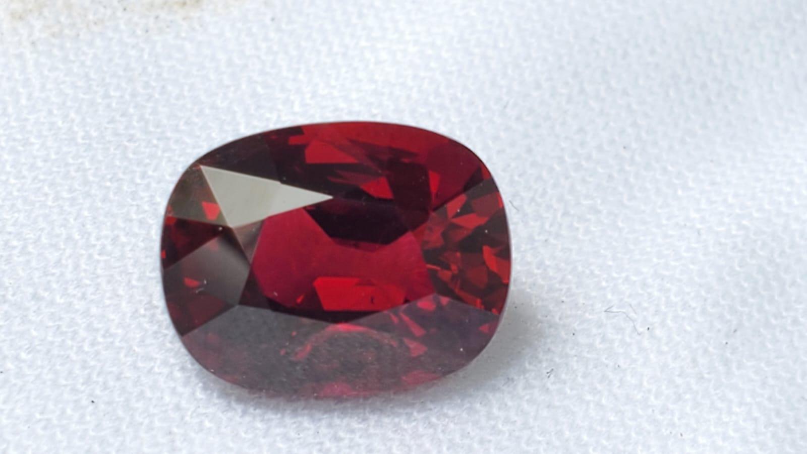 5 carat Unheated Pigeon Blood Ruby In New Condition For Sale In London, GB