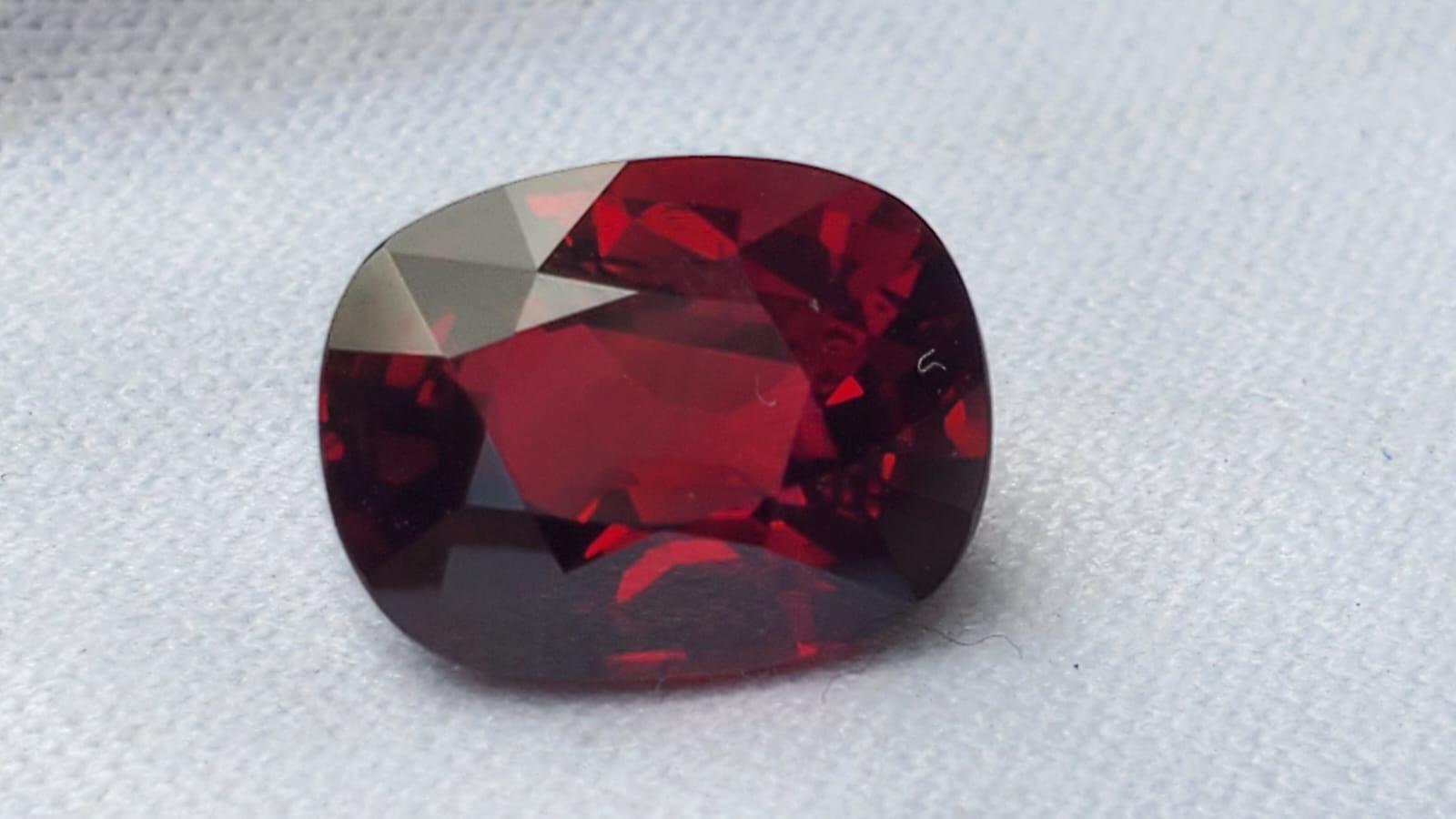 Women's or Men's 5 carat Unheated Pigeon Blood Ruby For Sale